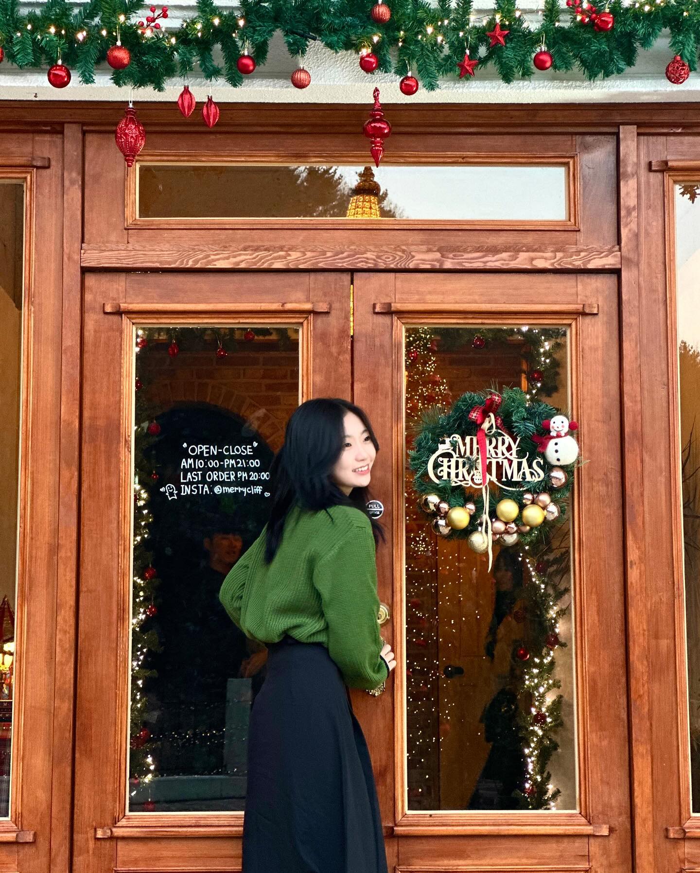 + Christmas in Korea 🎄✨
.
.
한국에서 이렇게 행복한 크리스마스를 보내다니💕
한국에서 엄마랑 크리스마스 보낸건 처음이라 더 뜻깊었던 하루 ㅎㅎ 
엄마랑은 인정하기 싫어도 데칼코마니 ㅋㅋㅋㅋ
나도 드디어 예쁜 사진들 생겼다✨
사진 찍어준 사람이 워낙 이쁘게 잘 찍어줘서🐻💙

merry.cliff 에서 인생샷 건짐🥹 거제에 있으면 꼭 가서 사진 이쁘게 많이 찍으시길🩵

암튼 완벽한 하루였다~

벌써 2023년이 끝나가네요,,
여러분은 어떻게 보내고 계신가요?
이번 년도에는 얼마나 많은 일들이 있었나요..?
.
.
Счастливое Рождество в Корее💕
И еще счастливее, потому что это первое Рождество в Корее с мамой пхпх
Мы с мамой как выглядим как близняшки ахахах
У меня наконец-то появились красивые инстаграмные фотки благодаря мч ккк 💙
В общем это был очень хороший приятный день✨

Вот уже 2023 год подходит к концу,,
А как вы проводите последние денечки этого года?
Что изменилось в вашей жизни в 2023 году..?