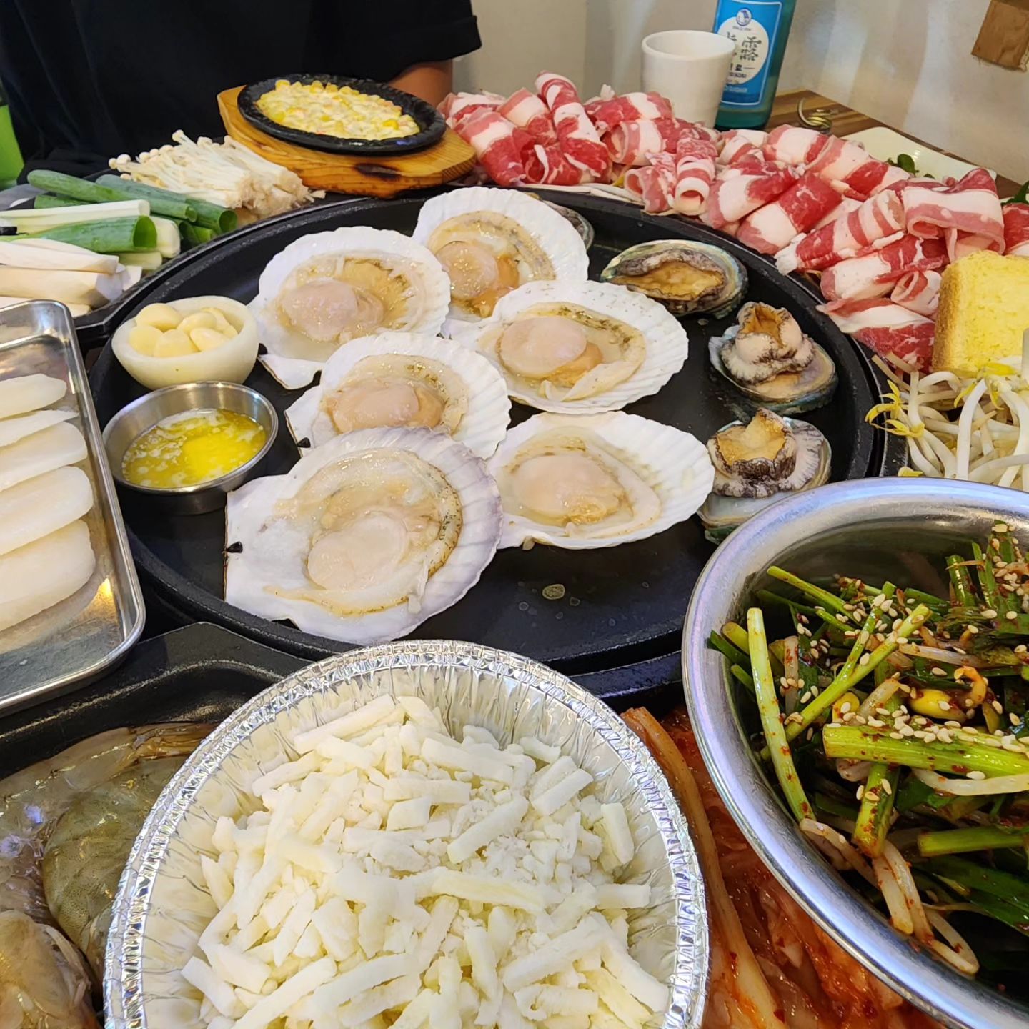 조개랑 고기 삼합♡
치즈랑전복조합도 굿굿ㅋ

삼굡이나 그냥술집질릴때 나성동에서 맛난거먹고싶을때 친구들오면 디꾸가고픈곳^-^

👉나성동 메인거리에 있는데 가게 작아서 항상 웨이팅있는곳. 6시전에는 그래도 거의 웨이팅안해요.

👉 2인시켰는데 양이엄청많아요. 다른사이드들도먹어보고싶은곳!!볶음밥도있어요!!

#나성동맛집
#나성동군산조개천국
#나성동술집
#세종군산조개천국