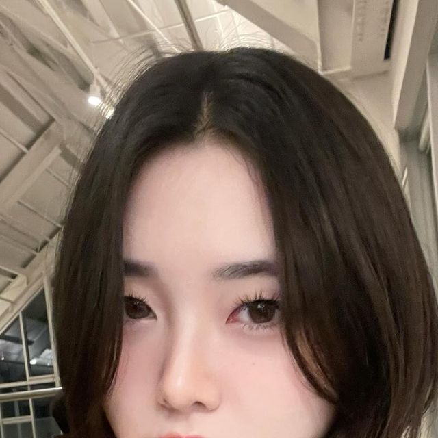 조예원 Cho yewon on Instagram: "스탠다드 에러에서 이쁜 옷 보내줘서 입고 마실 나가봤다.. ^^오버핏 실루엣 바탕으로 제작된 아이템으로 아무때나 부담없이 가볍게 걸치기 좋은 꿀템을