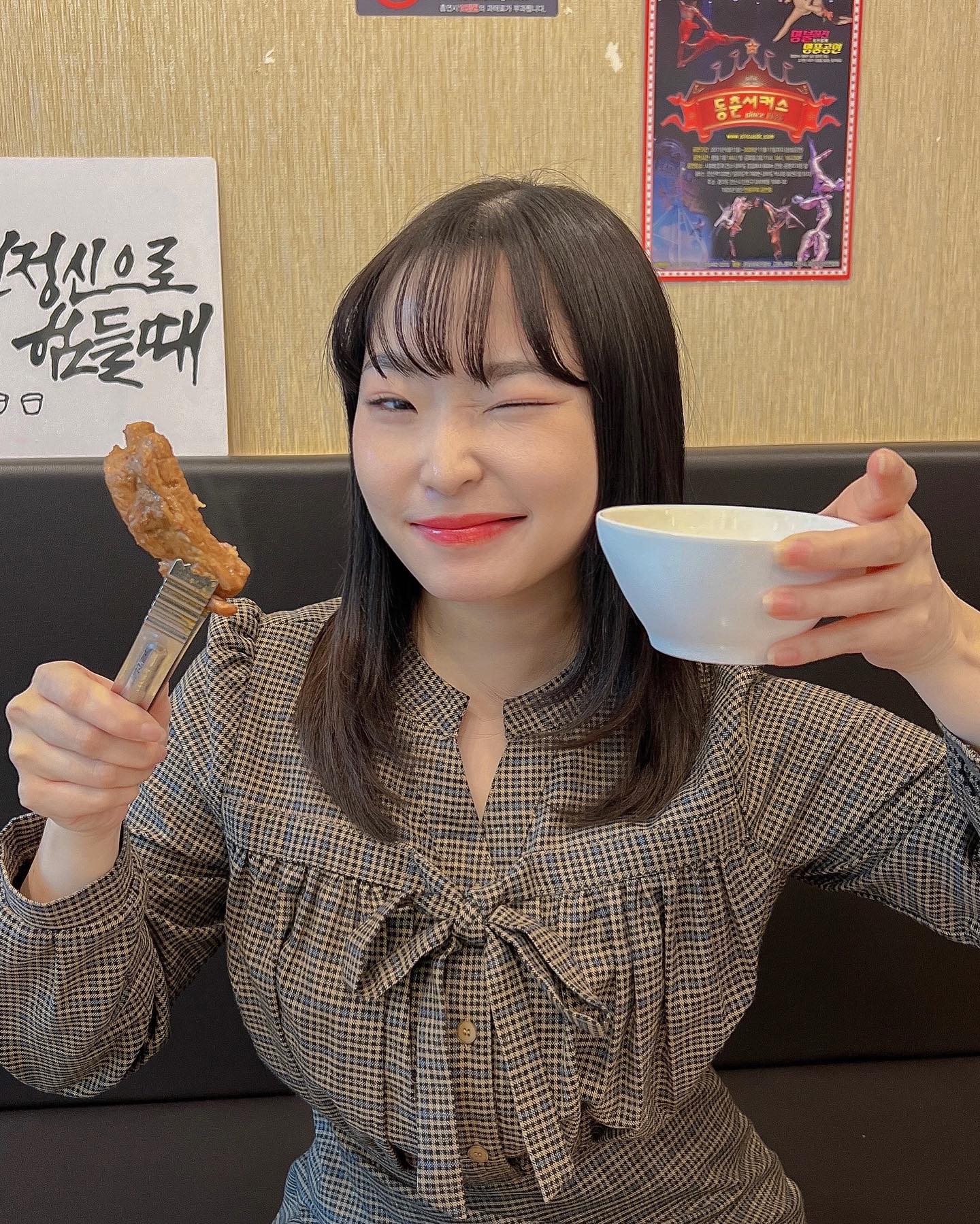 •광고•
곤드레 ~ 만드레 ~ 나는 취해버렸어 ~ 😇
라는 가사가 생각나는 곤드레밥과 등갈비 맛집 “곤드레 찜드레”입니다 👀

3명이서 등갈비찜 3인 + 곤드레밥 3인 + 당면추가 + 메밀전 + 메밀전병 그리고 막걸리까지 크 .. 🥹 너무나 맛있엇어요 !!! 도저히 술없이는 안먹을수 없었던 🤣🤣

등갈비찜 맵기는 신라면정도의 맵기인 보통맛으로 주문했어요 ! 팔팔 끓으면 콩나물과 당면을 넣어주고 진짜 푹 익은 등갈비는 손으로 뼈를 바를 필요가 없이 고기만 스으윽 잘빠지더라구요 😃

그리고 곤드레밥이 진짜 너무 맛있어요 !!! 곤드레밥 전용 간장에 스까먹어도 맛있고, 등갈비찜 고기와 소스에 섞어먹어도 존맛탱이에요 🫶🏻

그리고 무엇보다 너무 짜거나 그러면 물을 자주 먹게되는데 신기하게 곤드레찜드레의 등갈비는 생각보다 짜지 않고 간도 적당했어요 ! 그래서 더욱 처음부터 끝까지 물도 안마셔도 될정도로 등갈비만의 고유 맛을 음미하면서 먹었어요 그리고 메밀전에 살짝 뜯어서 등갈비와 당면, 콩나물을 같이 먹으면 금상천화 😊

그리고 이런 곤드레찜드레를 나만 먹는건 너무 아쉬울 수 있잖아요? 그래서 곤드레찜드레에서는 밀키드도 판매하구 있어요 ! 반조리 상태로 끓이기면 하면 끝나는 밀키드도 판매하고 있어서 몇개 샀다는건 안비밀 👀

그리고 동치미도 나오는데 동치미 맛있는 곳은 전체적인 음식 다 맛있는거 알죠 (?) 🥹 메밀전병도 속이 꽉차 있어서 엄청 바삭하고 최고였습니다 그리고 곤드레밥이 맛있는건 바로 곤드레밥을 지을때 들기름을 써서 그런것인데요 ! 정말 진한 들기름 향이 솔솔 나서 먹는 내내 들기름에 취해있엇네요 💓

사장님도 너무 친절하시고 기분 좋게해줘서 만족하지 않을 수 없던 매장이였어요 😊 너무너무 행복했고 나중에 또 놀러갈게요 ~! 

📍곤드레찜드레 용인점 
▪️경기 용인시 처인구 명지로 31
▪️화 ~ 일 11:00 - 23:00 (월 정기휴무)
▪️넓은 주차장으로 주차걱정 없음 
☎️ 0507-1394-6777
.
.
.
#용인맛집 #용인처인구맛집 #용인역맛집 #용인역북동맛집 #에버랜드맛집 #곤드레찜드레용인점 #용인점심맛집 #용인맛집추천 #용인데이트코스 #용인데이트 #등갈비 #등갈비맛집 #용인술집 #용인핫플 #용인가볼만한곳 #역북동맛집 #역북동 #역북동술집 #용인역술집