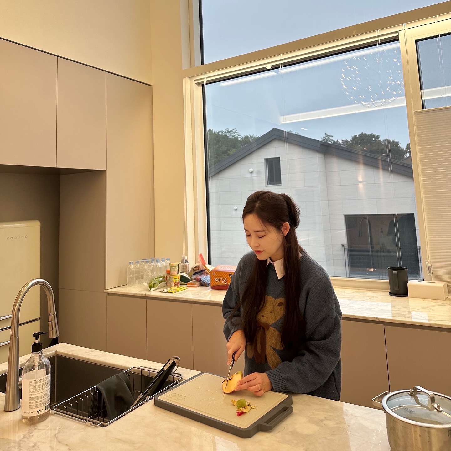 놀러와서도 열심히 휴대폰만 보는 딸을 보며 짓는 엄마미소… 참 가식적이네요ㅎㅎ 속으로는 “여기까지 와서도 그걸 봐야겠니?”

동생들과 이모들이 있어서 혼내지는 못하고…속으론 부글부글! 😤 

그래도 떡볶이 맛있게 먹고 애교부리는 널보니 참 초등학교4학년이 아이같고 고맙고 엄마 마음은 갈팡질팡 ㅎㅎ

#엄마의속마음 #현실육아 #딸과의일상 #휴대폰