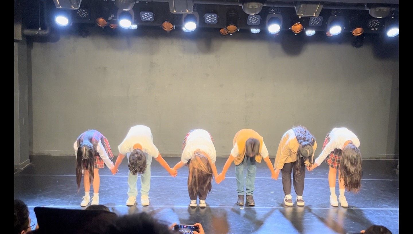 Dream on ✨💜

누군가 잘되길 바라는 마음만큼의 날것의 사랑이 없다고 했다.
이 감정을 누군가는 살면서 겪지 못할 수도 있을테지만 
나는 운좋게도 이번 1기들을 통해 배울수있었다.

정말 그냥 내 천사들이 잘됐으면 하는 마음, 그 마음만으로 시작했고 
성과는 상관없이 함께한 그 시간들이 더할나위 없이 행복했다!

살면서 또 살아가면서 아직 내가 느껴보지 못한 감정들이 많을텐데

어떤 대가 없이 온전히 남을 위해서 내 시간과 모든 정성을 쏟을 수 있는 마음도 존재한다는걸 배웠고 너희를 통해 알게된 이 사랑으로 송지은이란 사람도 또 한번 성장했기를 바란다.

어떤 말로도 어떤 단어로도 표현이 되지않을 만큼,
어쩌면 이 사랑은 아직 존재하지 않는 단어일만큼 
너희를 아끼고 사랑해:)

내 최고의 보물들 내가 알지 못하는 시간들까지 
노력하고 애쓰느라 정말 고생했어💜🫶🏻