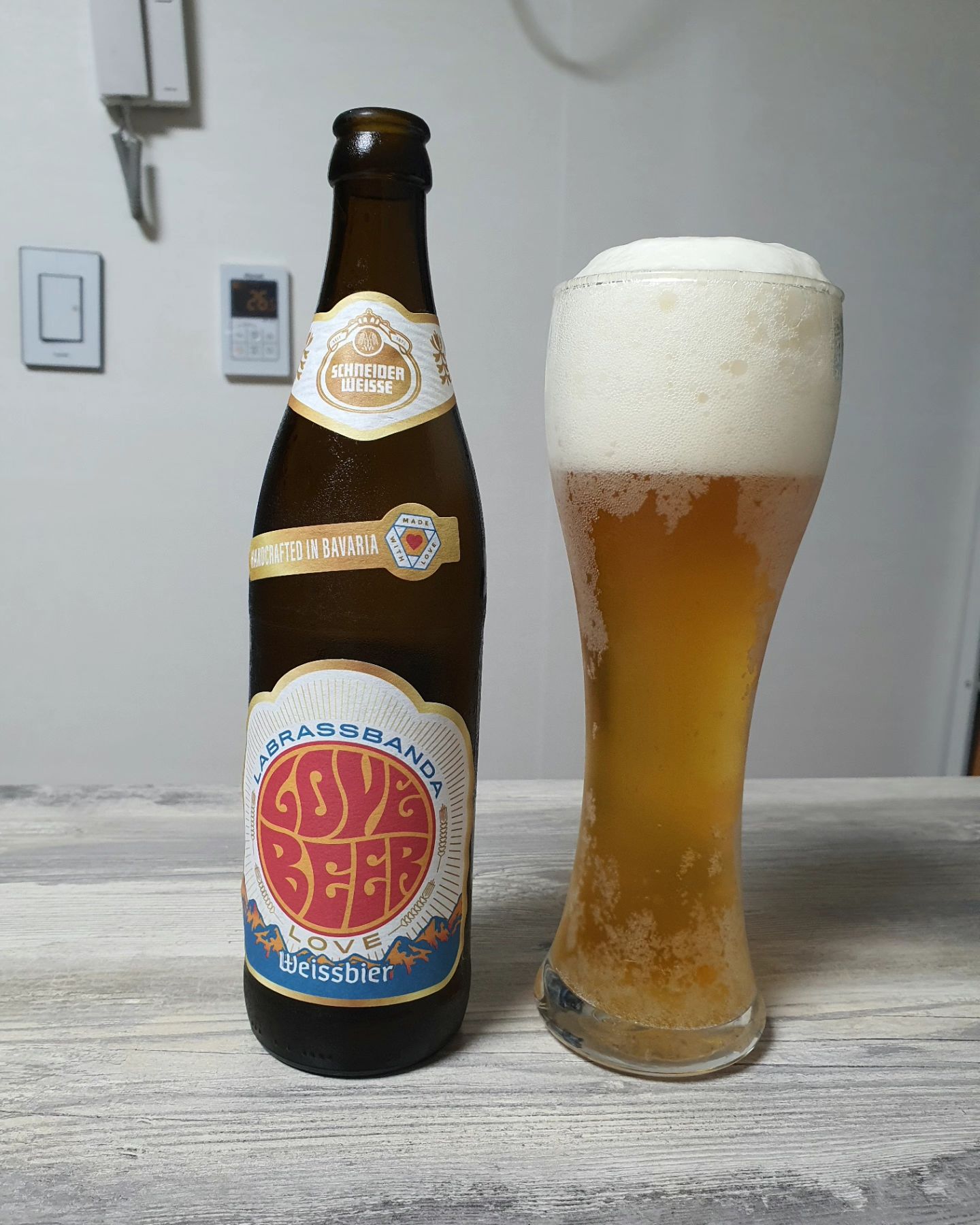 #맥주 #간단리뷰 78 #그날그느낌 
#슈나이더바이세 #러브비어 #SchneiderWeisse #LoveBeer 
가격 1병 8000원 (23 KIBEX 구매)
타입 : 바이스비어(Weissbier)
도수 : 4.9%
IBU : 14
.
#노즈 
투명한 밝은 짙은황금색. 흰색거품이 유지력좋게 쌓임. 고소한 빵 느낌으로 확다가옴. 바나나느낌의 향신료가 뒤에 깔림.
#팔레트 
탄산 좀 느껴짐. 넘어가는건 부드럽게 좋음. 바디는 가벼운편. 마실때도 느꼇던 향으로 가득참. 살짝 풋과일 핵과류 느낌 향 살짝뒤에 있음.
#피니쉬 
금방 산미와 쌉쌀함이 약간옴. 맥아 단맛 별로없음. 짧은 마무리로 끝남. 고소한 느낌이 남긴하는데 살짝 텁텁한 느낌도 있음.
.
가지고있던 슈나이더는 다 마셔봤다. 다른시리즈가 있던걸로 아는데 그것도 구해보는대로 마셔보고싶다. 느낌은 다 비슷하지만 약간의 디테일에서 차이점이 느껴졌다. 독일 라브라사반다와 협업으로 만든 맥주. 이름대로 좀 쾌활한 느낌일줄 알았는데 생각보다 텁텁한게 기억에 많이 남았다.
.
#한마디 
큰 메리트를 느끼지 못한 바이스 맥주.
.
.
.
.
#beer #craftbeer #drinks #ale #lager 
#수제맥주 #크래프트비어 #비어라이프 #맥린이 #편의점맥주 #와앤모 #바틀샵 #맥주리뷰 
#조주기능사 #술스타그램 #일상 #맞팔 #소통 #데일리