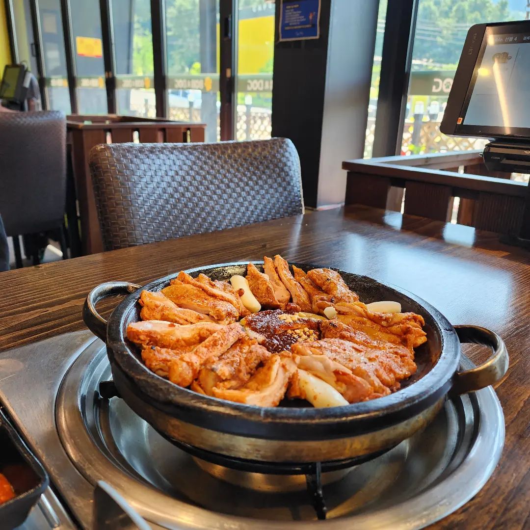 #협찬
아침고요수목원 맛집 본가곱돌숯불닭갈비에 다녀왔어요~
숯불닭갈비 전문점인데, 기존 숯불닭갈비와 다르게 돌판에서 구워낸 고기를 치즈퐁듀와 함께 먹을 수 있어요
닭갈비를 치즈와 함께 하니 새롭고 고소함이 업되어 더 맛있더라구요!

정식으로 주문하면 닭갈비, 치즈퐁듀, 막국수, 메밀전병까지 함께 나와 푸짐하게 즐길 수 있어요
막국수도 육수도 시원하고 깔끔해 너무 맛있었어요~

신메뉴로 막국수와 닭갈비 토핑을 즐길 수 있는 메뉴가 나와 이것도 여름에 시원하게 먹기 좋을 것 같아요

아침고요수목원에서 가까워서 수목원에서 예쁜 풍경보며 힐링하고 나와서 맛있는 식사하기 딱 좋았어요~

2인상: 55,000

#본가곱돌숯불닭갈비#가평닭갈비#아침고요수목원닭갈비#가평맛집#아침고요수목원맛집
