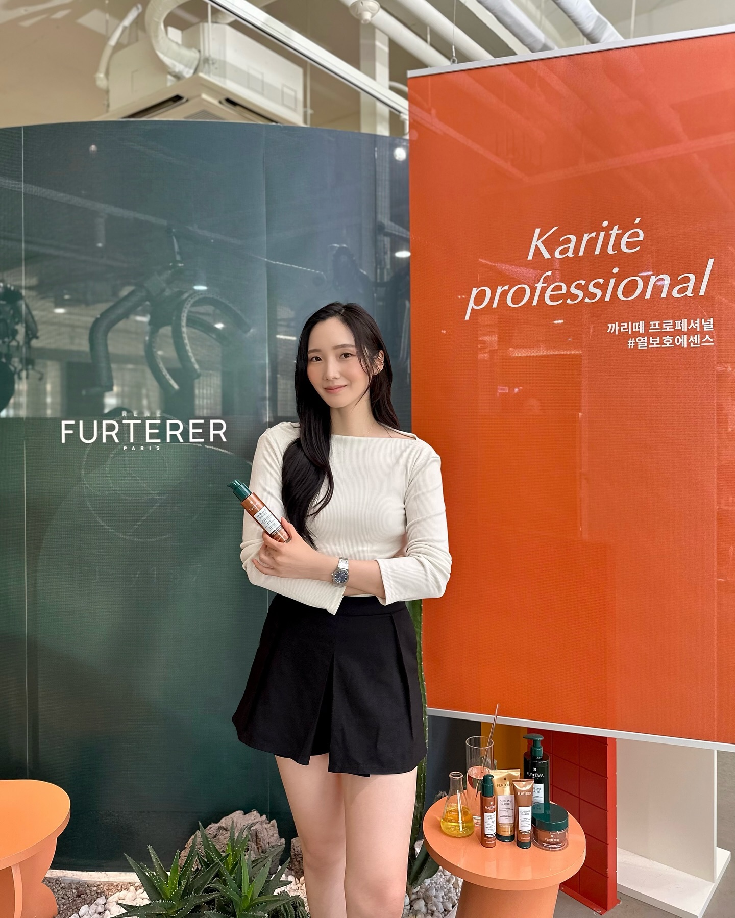 #광고 renefurtererkorea

67년의 두피 과학 역사를 보유한 프리미엄 두피&헤어케어 #르네휘테르 NEW 까리떼 라인을 만나볼 수 있는 프라이빗 헤어쇼 행사에 다녀왔어요:) 까리떼 라인에는 피부에도 좋은 시어버터& 세라마이드& 일랑일랑에센셜오일 등 모발 코어를 채우는 코어 성분이 가득🤎 집에서도 살롱케어가 가능하다고요✨특히 ‘까리떼 프로페셔널 스타일링 에센스’는 최대 230도의 열로부터 모발 손상 보호하면서 스타일링 유지력을 높이는 제품이라 매일 고데기한다면 꼭 필요한 아이템....🤍 이번 헤어쇼 시연은 joy.187 원장님께서 진행해주셨는데 제가 다니는 샵에서 좋아하는 브랜드와 콜라보 행사라 친정집에서 행사하듯 기분좋게 다녀왔어요🫢 초대해주셔서 감사합니다. 

#르네휘테르 #까리떼 #까리떼샴푸 #까리떼에센스 #까리떼마스크 #까리떼프로페셔널 #스타일링에센스 #열보호에센스 #실리콘프리 #실리콘프리에센스 #손상케어 #에센스추천 #탈색모케어
#염색모케어 #손상모케어 #renefurterer