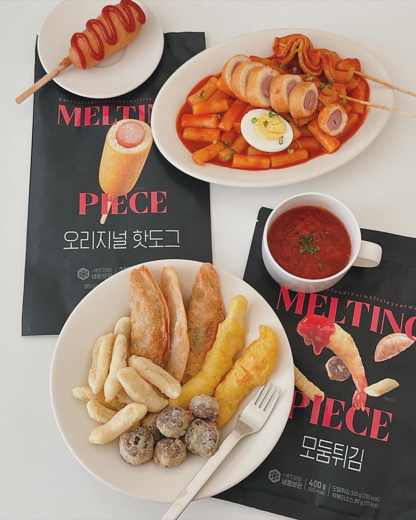 #광고 오늘 점심은 분식파티♡ 매콤달콤한 떡볶이에 바삭한 튀김에 핫도그까지 푸짐하죠?

코리안 스트릿푸드와 셰프의 레시피의 만남 멜팅피스 핑거푸드 모듬튀김! 2번 튀겨내어 바삭함도 2배, 튀김옷이 기름을 먹지 않게하는 멜팅 비법을 통해 겉바속촉 지대로에요! 동봉되어 있는 떡볶이 소스에 콕 찍어먹으면 진짜 맛있어요!

육즙가득한 오리지널 소시지 핫도그는 국내산 돼지고기가 한알한알 씹혀 탱글탱글한 소시지 본연의 식감에 풍부한 육즙이 가득!

다양하고 간편하게 즐기기 좋아서 아이들 간식이나 맥주안주로 왕 추천드립니다! 멜팅피스 함께 즐겨요♡

melting_piece #멜팅피스 #MELTINGPIECE #스트릿푸드 #소울푸드 #핑거푸드 #모듬튀김 #야끼만두 #순대튀김 #떡튀김 #고구마튀김 #새우튀김 #오징어튀김