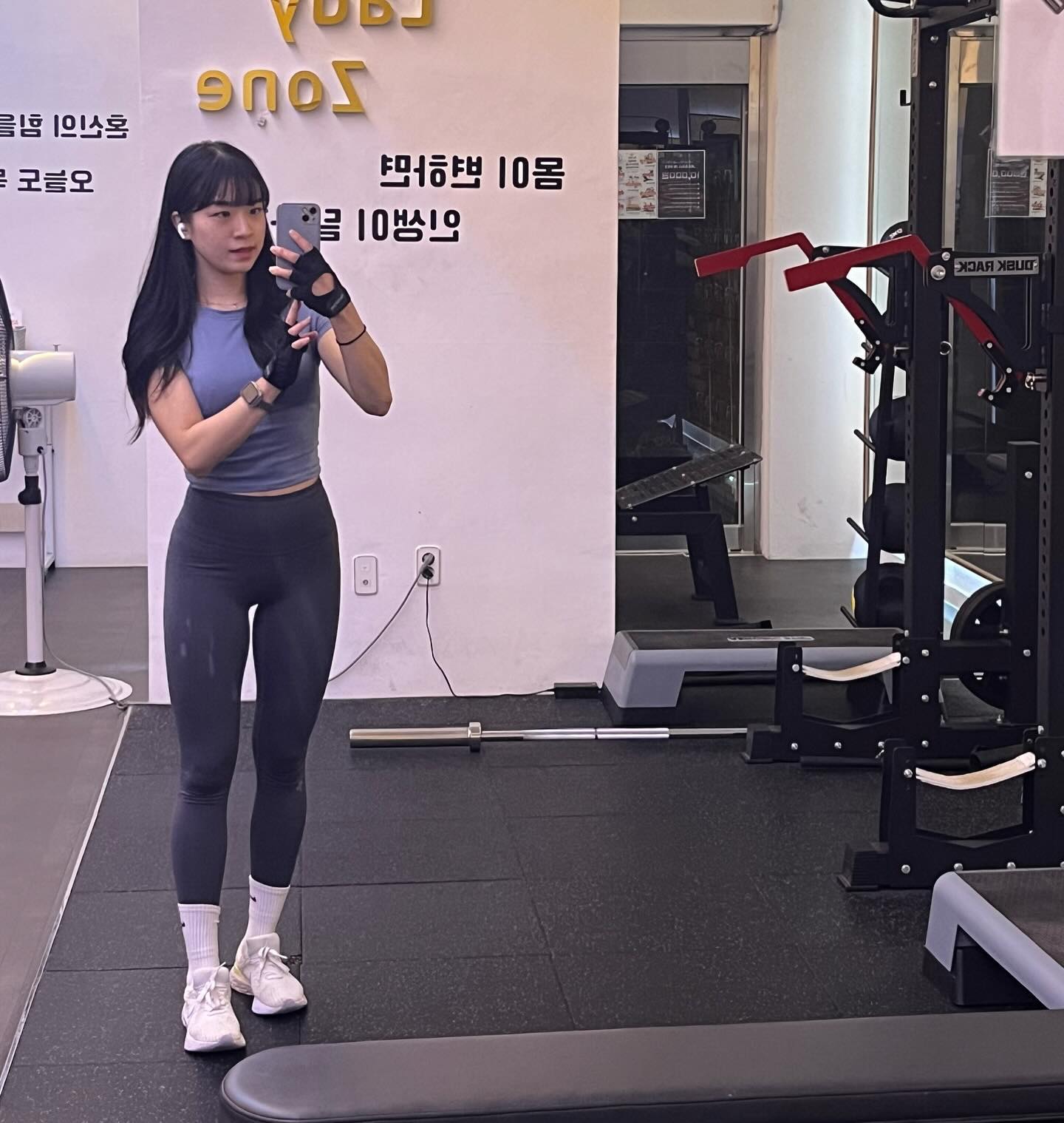 2024.01.26

짧고 굵게 상체+유산소🔥🔥

그리고 헬스장 매트가 좋아서 거기서 요즘 유튜브보고
여러 홈트 해보는 중 입니다!! 
효과가 짱짱했음 좋겠는데 꾸준히 여러가지 해보려고요 ㅎㅎ

일단 제 기준 젤 효과 좋았던건 
카즈하 복근 운동과 티파니 허리 운동!
(그리고 무서워서 잘 안하는 마일리사이러스…)

내일은 주말이니 다덜 맛도리 많이 드시고 힐링하시길 바랍니다🍀🍀