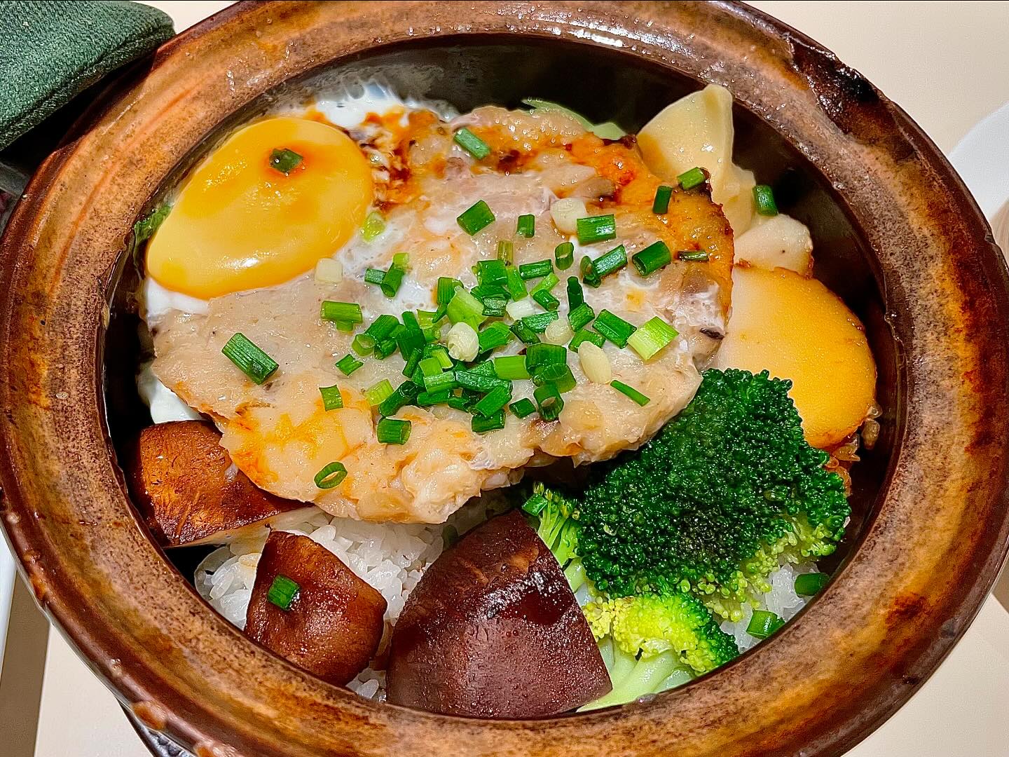 ‘살롱드호우섬’  강남 신세계점
각종 딤섬과 뽀짜이판 그리고 우육탕면등 모든 중식 음식 맛집

여자친구와 가을 옷을 구경 할 겸
강남 신세계 백화점에 방문하였다가 쇼핑후 허기를 체우기 위해 방문한 샬롱드 호우섬

이곳의 분위기는 조금 독특한데
우아하고 화려했던 1960년대의 홍콩의 낭만을 재현한 레스토랑이라고 한다

주문은 이곳의 시그니쳐들 중
뽀짜이판 우육탕면 그리고 딤섬 2종으로 결정☺️

🍳 새우와 돼지고기 완자를 올린 홍콩식 솥밥으로 반숙 계란을 버섯 마 브로콜리 등 다양한 야채에 비벼먹는 요리. 솥밥에 눌러 붙은 누룽지도 일품, 정말 맛있게 건강한 솥밥
🍳 소고기와 도가니를 넣어 진하게 끓인 홍콩식 곰탕 국물이 끝내준다. 면또한정말 부드러우면서 탱탱하다. 소고기의 담백하고 부드러움과 도가니의 쫀득함은 말할 것 없고 중간에 매운소스를 추가하여 먹으면 정말 일품이니 강추
🍳 얇은 쌀피에 탱글한 새우를 가득 넣고 밀어 만든 딤섬인 창펀은 야들야들하면서 뭔가 살짝 기름지면서도 쫀득한데 새우가 들어가 쫄깃함까지 더해졌다
🍳 오징어 먹물로 만든 피로 새우살을 넣어 만든, 탱글한 식감이 일품인 하가우 딤섬 피가 정말 쫄깃쫄깃한데 새우까지 들어가 쫄깃함의 끝판왕을 맛 볼 수 있다

주문하고 보니 새우 투성이라 조금 물릴까 걱정했는데 
걱정이 무색하게 정말정말 맛있게 만족하며 먹고 온 곳

가격은 조금 있지만, 신세계 백화점 식당 답게
음식과 매장이 완전 깔끔하고 직원들이 정말 친절하다
이정도면 싸게 먹은 편 인것 같다 🥲

#CherryEatPick

<메뉴>
새우&돼지고기 완자 뽀짜이판 : ₩ 18,500 
새우 창펀 : ₩ 11,000
블랙 하가우(3pcs) : ₩ 9,500
맑은 우육탕면 : ₩ 14,000

<장소>
신세계 강남점 9층

#샬롱드호우섬 #뽀짜이판 #창펀 #딤섬 #강남맛집 #고터맛집 #강남신세계맛집 #강남데이트 #강남소개팅 #고터데이트 #고속터미널역맛집 #새우맛집 #우육탕면