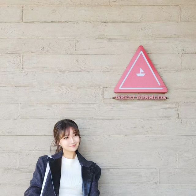 🎀 별희 on Instagram: "#협찬광고 금요일이당😆🫶🏻 24년 첫 주말 어떻게 보내시나용 ?̊̈ 창원 바다뷰 카페 '그레이트 버뮤다' 다녀왔는데,, 마음에 드는 사진이 많아서 기분 좋아용ㅎㅎ🩷