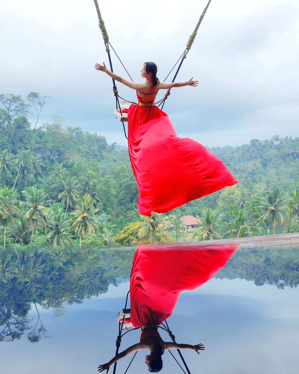 발리 동부투어 10시간코스 중 가장 첫 코스가 발리스윙이었는데, 이거 찍자마자 비가 미친듯이 퍼부었다
 그래서 남은 9시간 투어는 비쫄딱맞고 망함 ^^....
그래도 스윙은 너무너무 재미있었습니다.
가녀린 느낌으로 찍고 싶었는데 막상 그네 탄 사진 보니 죄다 렛풀다운 느낌으로 강하게 줄잡고 땡기고 있음.....🥹🥹 오늘 헬스장가서 등운동해야지....

#picheavenbali #bali #baliindonesia #baliswing #baliphotography #baliphotoshoot #balitravel #발리 #발리여행 #발리스윙 #발리날씨