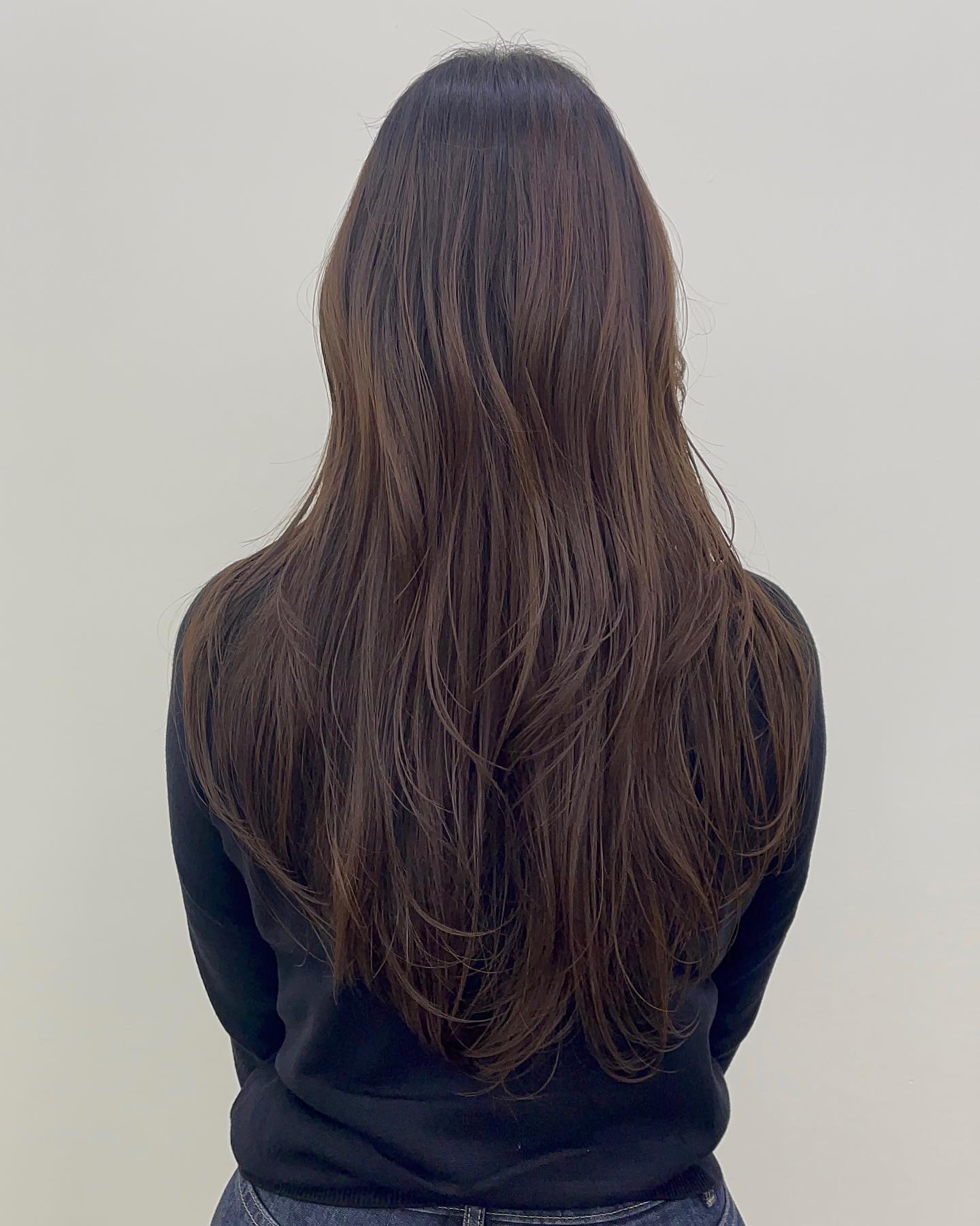 #협찬 💇🏻‍♀️에이바헤어 신정네거리점💇🏻‍♀️ avahair_sinjeong4 avahair_sehwan

머리도 길고 모발도 얇고 평소에 잘 관리하지 못해 상할만큼 상해버린 자주 엉키는 머릿결을 찰랑이는 헤어로 탈바꿈해준 에이바헤어 신정네거리점을 소개해요!

📍 주소 : 서울 양천구 신월로 293 (신정동) 2층
☎️ 연락처 : 02-2606-3553
⏰ 영업시간 : 매일 10:00 - 20:00
✅ 예약 : 네이버예약 또는 유선예약

🔖 시술내용 : 시세이도 클리닉+허쉬컷

▫️날리는 먼지라곤 눈꼽만치도 볼 수 없는 청결한 매장 관리🧹
▫️세스코 공기 살균기 설치 매장으로 쾌적한 분위기에 안심하며 시술받기🫧
▫️원하는 헤어스타일을 이야기 했을 때 내 모발 상태를 고려하여 셀프로도 손질하기 쉬운 헤어로 스타일링 해주심💇🏻‍♀️
▫️세환디자이너 선생님 뿐만 아니라 친절하신 직원분들의 서비스로 편안한 분위기에서 시술 가능💕

#에이바헤어신정네거리 #양천구미용실 #신정네거리역미용실 #신정동미용실 #목동미용실 #신정네거리역 #미용실추천 #강서구미용실 #허쉬컷맛집 #클리닉맛집 #클리닉잘하는곳 #시세이도클리닉 #허쉬컷 #레이어드컷 #일상 #데일리 #daily