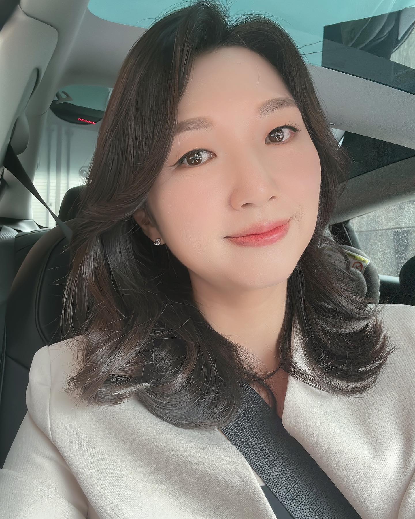 셀카 옴총 찍은날 🙈

어제 아침 일찍부터 헤메 받고
프로필 촬영하고 왔어요 !

오랜만에 헤메 받으니 너무 기분 좋고
생각보다 너무 잘되서 ? ㅎ ㅎ
셀카 백만장 찍고싶었는데
오십만장밖에 못찍었네여 >_<
너무 신난거 보이시져

철학 있고 갬성 있는 스튜디오
너무 재미있게 촬영도 했어요 😍
뉴스킨코리아 덕분〰🙏🏻❤️

마지막 사진은 변신 전 날것의 저
🤣🤣🤣🤣🤣
누가 매일 헤메 해주면 좋겠네요 ㅋ ㅋ 

프로필 찍으면서
진짜 고객 경험이 뭔지
고객 감동이 뭔지도 경험할수 있었어요

결과물은 곧 조만간 공유해볼게용 !

#셀카백만장
#프로필촬영
#헤메받은날
#갈바닉필수
#시현하다