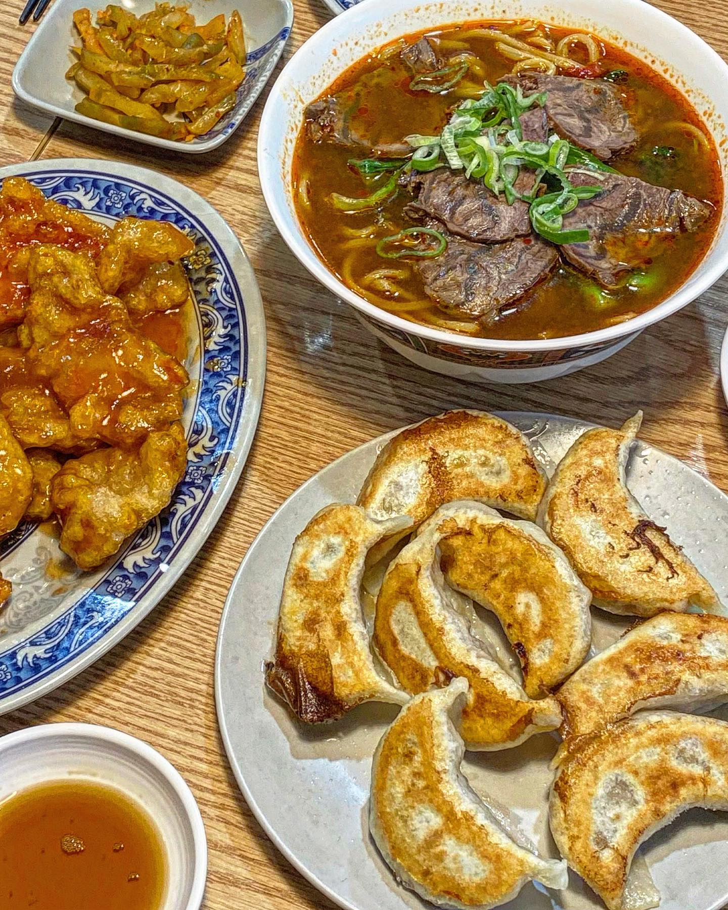 #연교 #연남동맛집

연남동 골목을 지나갈 때마다 항상 웨이팅이 가득해서 궁금했던 연남동 중식 맛집 연교✨

✔️꿔바로우
✔️우육탕면
✔️꿔티에

쫀득한 꿔바로우, 얼큰한 우육탕면, 육즙 가득한 쿼티에까지, 하나같이 넘넘 맛있었던 찐 중식 맛집💖