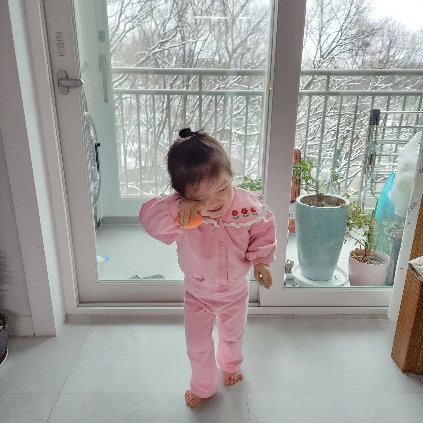 요즘, 살살녹는 애교로 식구들의 마음 모두 훔치는 내딸 뽀얀이
건강하고 따뜻하게 커주어 감사한 오늘♥
소리 버럭지르고 협박하는 엄마여도 
세상에서 제일 좋다는
엄마 행복해 엄마 사랑해 하루에 100번씩 말해주는
내 삶의 햇살

#육아 #딸맘