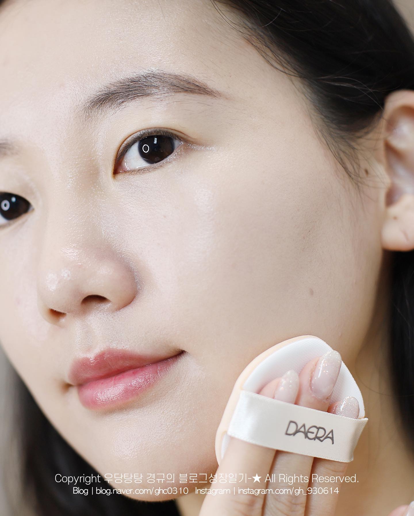 #광고 daera_cosmetic

보자마자 순두부 조약돌 같았던 대라 두부쿠션✨
제 손에 쏙 들어오는 귀여운 패키징에
촉촉하고 이쁜 #물광피부 표현에 반해버렸어요😂💦

제가 엄청 건조하고 민감한 피부라
쿠션 잘못쓰면, 들뜸이 올라오거나
피부가 가렵고 부어오르곤 하는데!

대라쿠션은 자극이 1도 없이 순하게
촉촉매끈 피부표현을 해줘서 넘나 만족😇
#건성 #민감성 피부분께 정말 추천추천💕

#대라 #daera #대라두부 #대라두부쿠션
#두부쿠션  #물광팩트 #물광쿠션 #쿠션 
#팩트 #쿠션팩트 #팩트추천 #쿠션추천