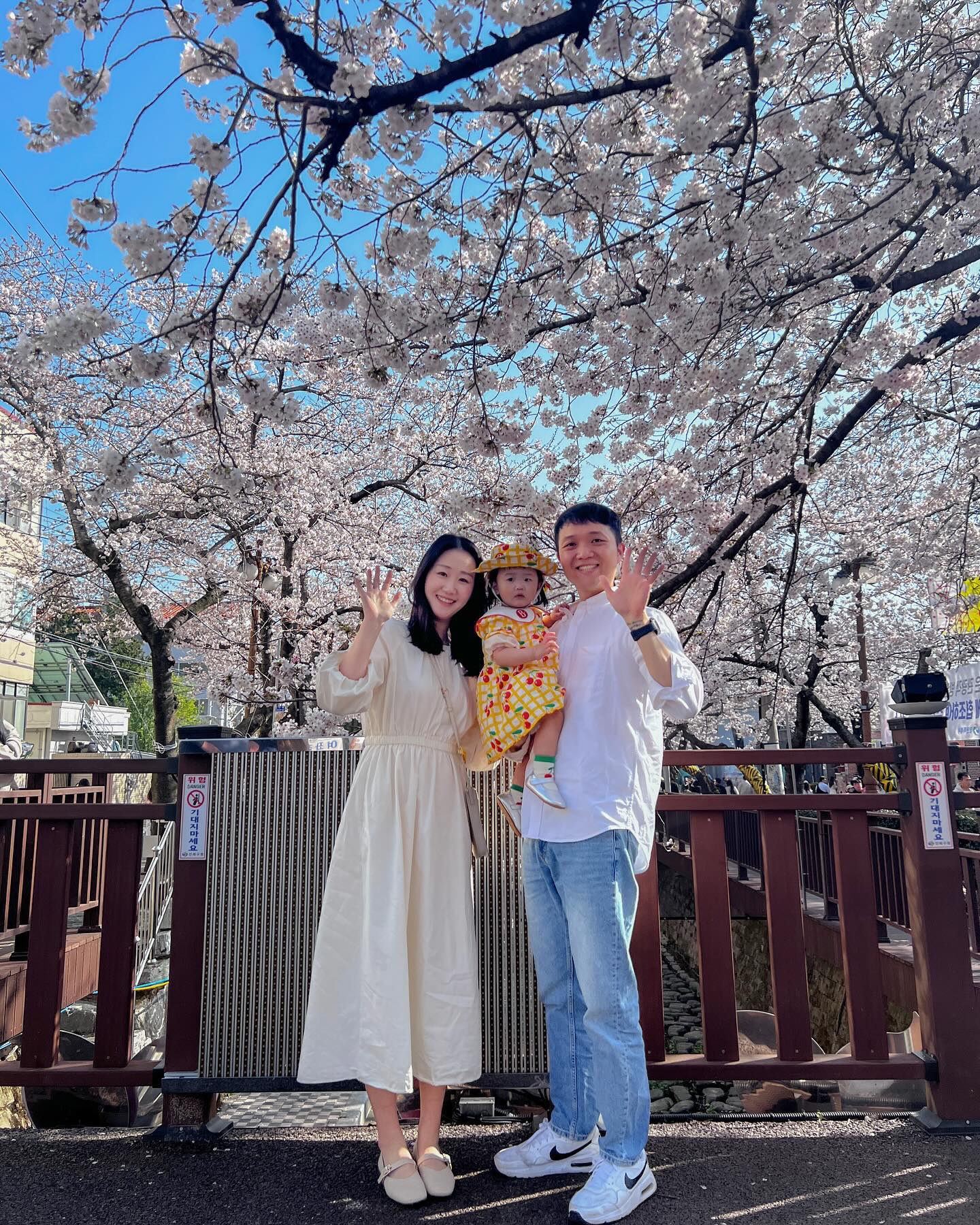 #행복한라윤이네💛 

10년전인가,, 연애 초반때 다녀온 진해군항제
라윤이랑 셋이 오다니 ෆ

벚꽃구경도 사람구경도 실컷하고
이쁜 사진도 많이 찍고 맛난 것도 먹고 ෆ

라윤이랑 멀리 놀러 나온 건 처음인데 
집 올 때 배고프다도 울고불고 난리친거 빼고
우리 여행 성공적 👍🏻
많이 놀러다녀야지 ෆ.̮ෆ 

#진해 #진해군항제 #벚꽃놀이 #라윤공쥬💛