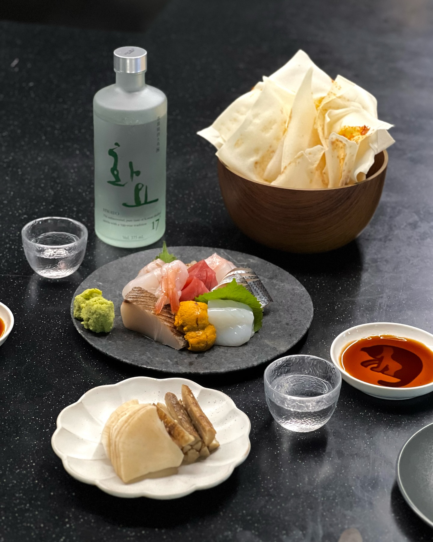 나만 알고 싶은 맛집 sawolae_magok 

마곡에 이런 고퀄의 이자카야가 있다니! 하고 놀랐던 #사월애 
평소 마곡에 갈일이 거의 없는데 이제 사월애 덕분에 생길 듯🤤

사월애는 일식을 기본 베이스로 다른 문화권 요리법을 접목해 
타파스 컨셉의 이색적인 요리를 선보이는 이자카야인데요.
우리가 알던 그 맛, 같으면서도 색다른 맛이 더해져 
요리를 먹는 내내 입이 즐겁고 신선한 경험이었어요.

특히 시그니처인 시메사바 브루스게타는 고등어를 꺼려하는
제가 먹어도 비린내 하나 없이 맛있어서 지금도 생각날 정도!
남편도 너무 맛있다며 앵무새처럼 몇번은 말했던 기억이😂

그 외에도 잘 숙성된 모듬사시미와 프로슈토 마구로, 후토마끼까지
신선한 재료와 맛으로 화요와 함께 먹기에도 딱이었답니다.
특히 프로슈토 마구로는 참치를 프로슈토 햄으로 감싼 요리인데
트러플 오일의 향과 이색적인 맛이 일품이었어요.
후토마끼에는 우니까지 서비스로 올려주셔서 행복 그 자체🫶🏻

블랙을 베이스로 한 모던하고 차분한 인테리어와 
전좌석이 바로 구성되어 쉐프이자 사장님의 요리하는 모습을 
바로 앞에서 볼 수 있다는 점도 좋은 것 같아요.
사장님이 대화도 잘해주셔서 혼술하는 분들에게도 좋을 것 같은!

이색적인 요리가 많아서 타지역 분들도 많이 오신다고 하더라구요.
주류도 다양하게 준비되어 있으니 무조건 방문해 보세요👍

#마곡맛집 #마곡술집 #마곡일식 #마곡이자카야 
#마곡데이트 #발산맛집 #발산술집 #발산사시미 
#서울데이트코스 #일식맛집 #이자카야맛집
