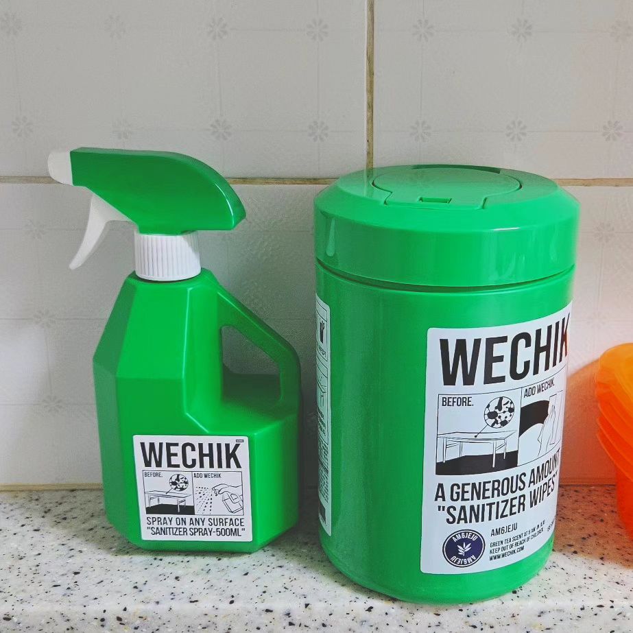 #제품협찬 wechik.official wechik_life

다용도 청소 살균 소독 세정티슈와 멀티 소독 스프레이를 사용해 봤어요💚

대장균, 녹농균, 황색포도상구균, 폐렴간균을 99.9% 살균한다는 시험성적서가 있다는데요. 일단 그냥 물티슈와 다르게 물이 흐르지 않고요. 조금더 단단하고 보풀이 안생길 재질로 향기도 은은한 편이라 부담이 없더라고요.  살균소독스프레이의 경우, 세균을 만나면 살균소독이 된 후 물로 변하는 제품으로 아이가 있거나 반려견/묘 등의 동물과 같이 거주하는 분들도 부담없이 사용하기 좋을 것 같아요. 브랜드 색감이 초록으로 미드센추리한 너낌 그자체라서 선물하기에도 좋을 것 같아요🎁 가을 맞이 대청소로 저는 이 위칙 제품과 함께 하려 합니다😉

🩶살균소독티슈- https://shorturl.at/cvFLO
🤍멀티소독스프레이- https://shorturl.at/euLM7
💚공식인스타그램 :  https://www.instagram.com/wechik.official/

#위칙 #wechik #청소 #정리 #소독 #에어컨 #선풍기 #살균소독티슈 #멀티소독스프레이 #위칙(WECHIK) #셀프청소 #먼지 #가을대청소