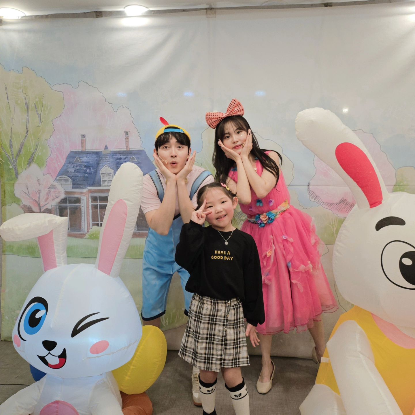 𝓮𝓾𝓷𝓿𝓮𝓵𝔂
ikitchen_busan.namgu 에서 
너무 좋은 기회로 
연극치료와 교육적 참여형 공연으로 유명한
sori_dada_musical 
소리언니와 다다의 동화뮤지컬 <빨간모자> 관람🌈
이렇게 즐거워하고 신나하는 모습을 오랜만에 봐서 뿌듯ㅎㅎ
아이들이 위해 재미있는 표정들과 표현력들이 최고였던 무대‼️
지루하지 않고 정말 의미 있고 재미있었던 뮤지컬이었답니다◡̈
마지막 포토타임까지 완벽했던 하루였어요😁
또 만날 수 있으면 좋겠다는 7살의 일기 끝👋🏻

⋆서은이시점
♡예쁘고 귀여운 소리 언니와 멋지고 잘생긴 다다 삼촌♡

#아이키친 #아이키친남구점 
#솔솔컴퍼니 #소리언니와다다의동화뮤지컬 
#동화뮤지컬 #빨간모자동화 
#주말일상 #7세의추억