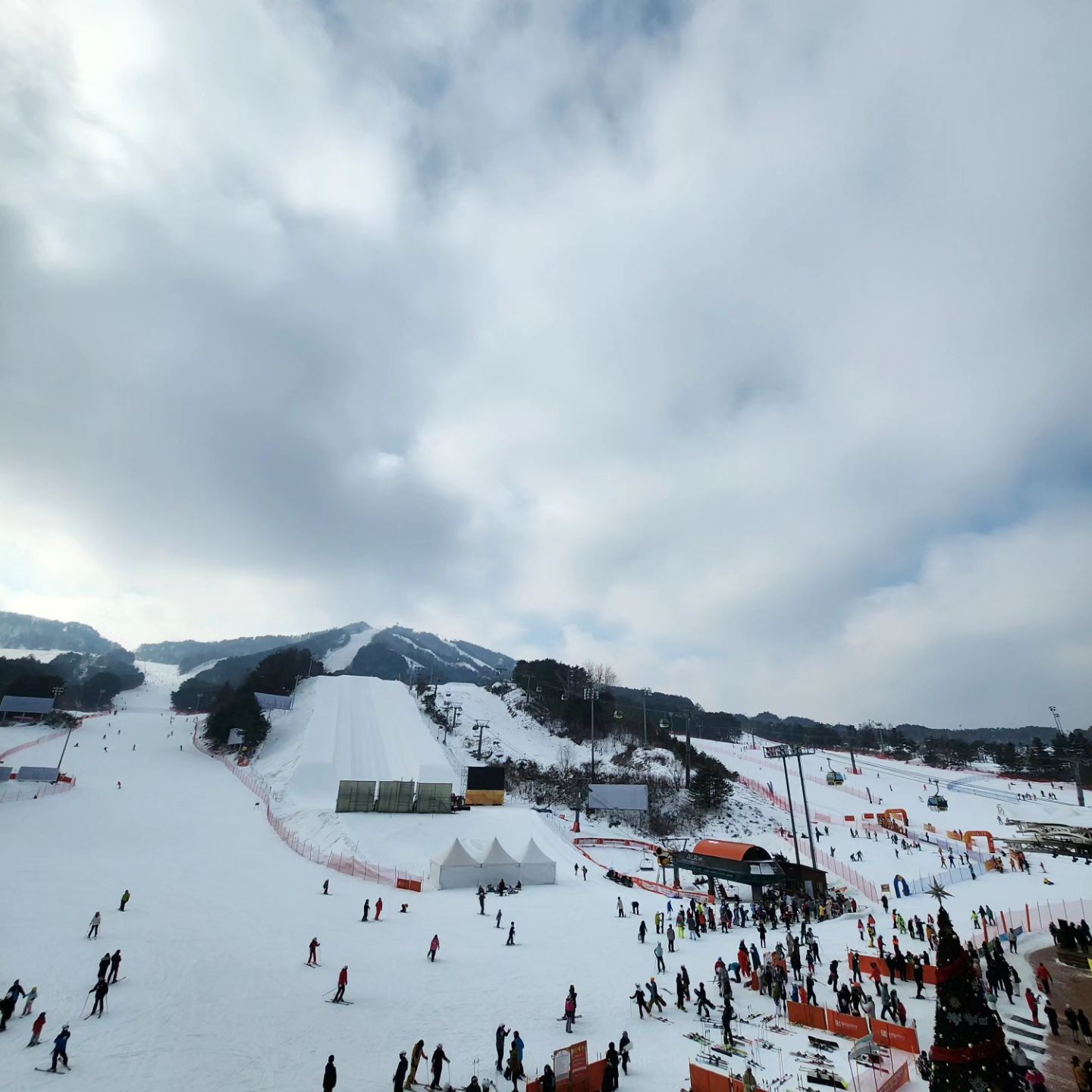 .
주말지내이야기🤗

일정맞춰 스키장고고씽⛷️

나도 넘 타고싶었으나 무릎,허리부상으로 못타궁😭
아빠는 잠못자서 결국 막내는 못타구ㅠ
계속 타고싶다고 징징거렸으나 나름 재미나게놀았징!!

6시간 스키 탄 애들은 저녁먹고 다시 살아나고
엄빠들끼리 즐거운 시간 보낼동안 아이들끼리
노래방도가고 오락실도 가고 다컸네 다컸어!!

스키장은 매번 신나고 즐겁고 피곤해서 기절하고
다음날 돌아오는 차안에서는 아쉬워서 
또 언제가지? 이러고 있다ㅋㅋㅋㅋㅋ

마지막 스키장일듯했지만 개학전에 한번 더 가자‼️
엄마도 넘 타고싶다‼️막내도 꼭 태워줘야지😘😘

#주말지낸이야기 #스키장고고 #웰팍 #웰리힐리 #슬로프는봐라만봐도힐링 #하지만타는게더힐링 #담에또가자❤️