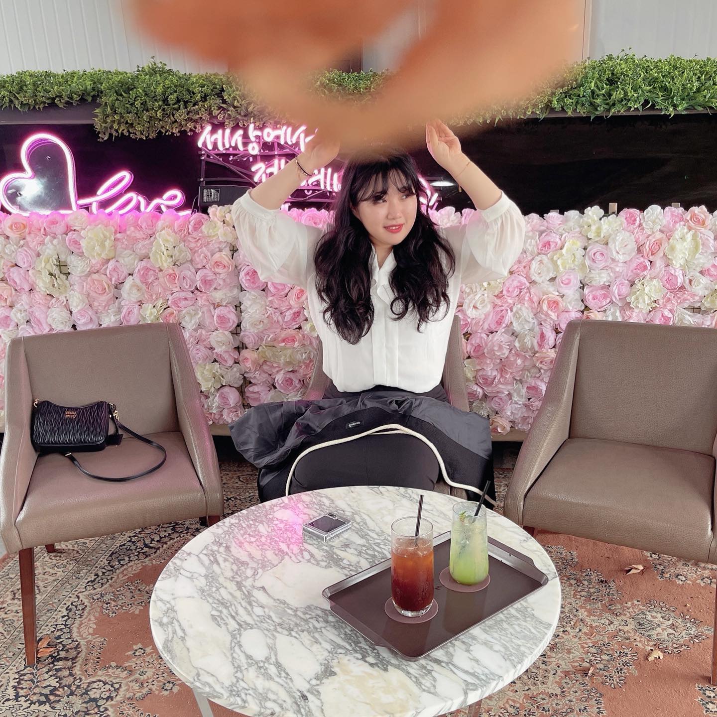 이상하다?
다른 사람들은 나뭇잎 잡고 찍던데 난 왜 들고 찍지? 
뭔가 로맨틱인척 아닌척 .. 👍 어쨋든 11월도 행복하게 시작❤️
어쨋든 나뭇잎샷 #찰칵 #데이트 #대전 #서울