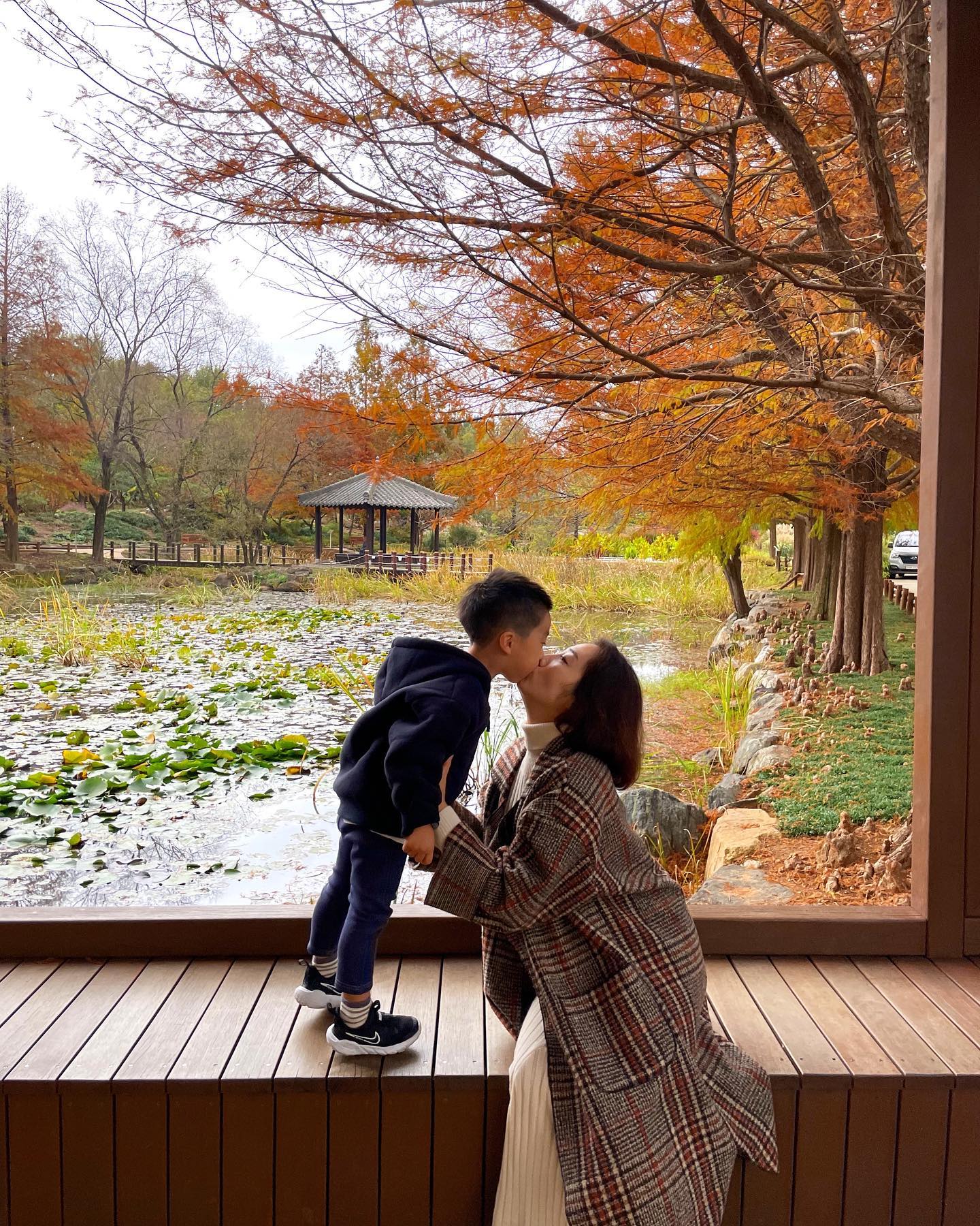 가을 정취 가득, 전주수목원🍁
입장료 무료에 이 정도 퀄리티라니...👍 
10만평 부지에 수생식물원, 장미원, 죽림원 등 24개의 분원으로 구획되어 있는데 관리가 너무 잘되어 있어서 놀랐어요. 

호젓하게 즐기는 가을 산책,  너무 좋네요. 

#전주의가을 #전북명소 #전주수목원 #한국도로공사수목원 #전주가볼만한곳 #전주여행 #전주핫플 #사계절아름다운곳 #가을여행