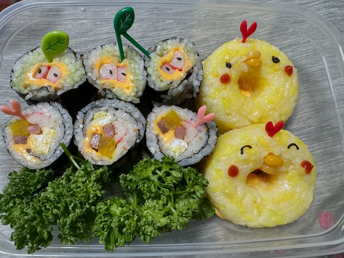 경력직의 짬빠로 3시간밖에 안걸렸..
꼭 망고수박으로해달라고.. #노랑수박 
잘다녀와 #소풍 #세번째도시락🍱