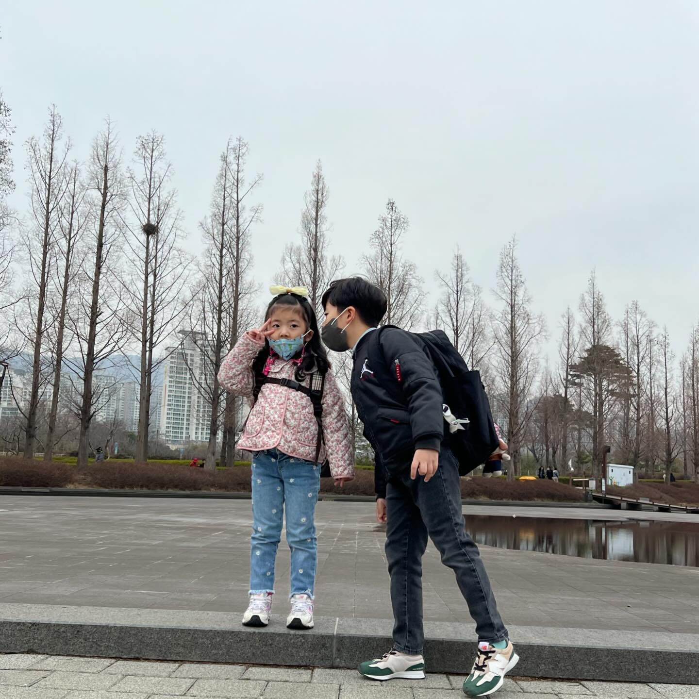 쭌 .아 는 하원 n 하교 중

올만에 학교가니 신이났네 ㅎ ㅎ 

쭈나데려다주러 한번
병설유치원다니는 한번ㅋㅋ
둘다 데리러 한번 ㅋ ㅋ 
내가 학생인줄 ㅜㅜ 
오늘은 새학년 시작하는날이라서 불태웠다 ☺️

둘이 동시에 오는 길 내내 쉬지않고 이야기함 ㅋ ㅋ 
#놓지마정신줄 #남매맘 
#남매육아 #일상 #많이먹고 #건강해라