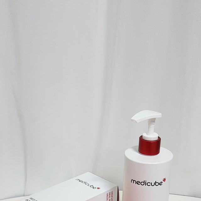  플로라 on Instagram: "#광고
등드림 바디워시 검색하고
찾고 계시면 추천하고 싶은
메디큐브 레드 아크네 바디워시 2.0
등드름성피부 홈케어 완전 도움되요
셀프필링 바디워시.....
.
써본사람이 또 찾는다는 바디워시인데요
화해에서도 1위한 바디워시랍니다.
괜히 1위가 아닌듯.. 믿고쓰는 브랜드 메디큐브...
저도 트러블 피부라 무척이나
고민이 많은데
확실히 도움되요
등드름의 원인이 아크네균이라고 하죠
99% 항균으로 근본적 관리에
도움되는 바디워시에요
꾸준히 잘 사용해야겠어요
.
거품도 풍성하고 향도 무척 고급진
코튼향이에요... 산뜻하고 오래오래 
향이 유지되서 좋네요
저자극테스트까지 완료한 제품이니
민감한 제피부에 꾸준히 사용해볼래요

메디큐브 구매좌표
https://themedicube.co.kr/product/detail.html?product_no=553&cate_no=533&display_group=1

.
.
.

#메디큐브#메디큐브바디워시#등드름바디워시
#아크네바디워시#등드름관리#등드름없애는법
#가드름#닭살#모공각화증#등드름필링
#알라딘필링#해초필링#약초필링"