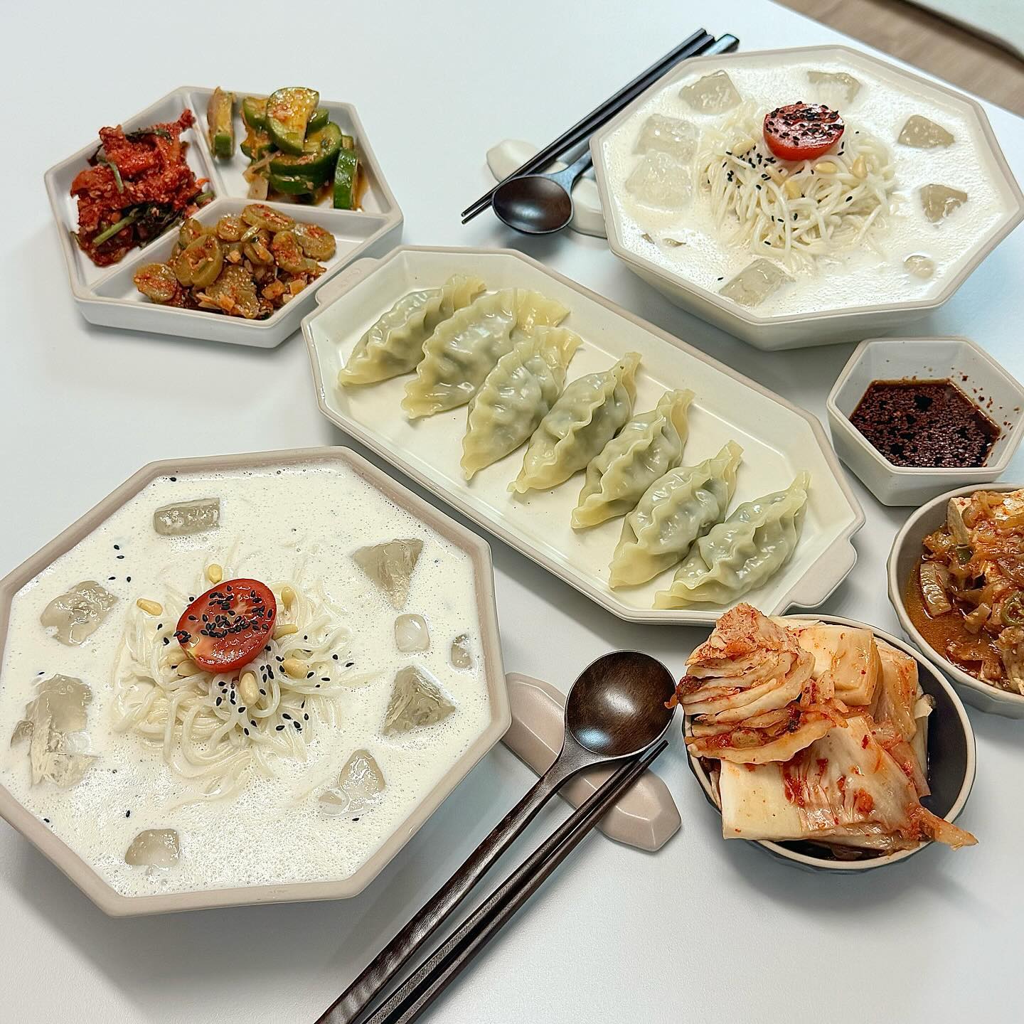 하니쿡👩🏻‍🍳
가평 아침고요수목원 갔을때 사온 잣으로
시원하고 고소한 잣국수를 만들어 먹었어요~!
잣의 향도 좋구 진짜 너~무 꼬소하고 맛있어요! 
콩국수랑은 전~혀 다른맛!!!
만드는 방법도 간단하니 다들 꼭 드셔보세용👍

잣국수 재료 (2인분 기준)
잣 100g, 두부 반모, 미숫가루 1.5T(콩가루 대체가능)
우유 400ml, 물 200ml, 소금 0.5T

잣국수 레시피📝
1. 후라이팬에 약불로 잣을 볶아주세요. 
(잣에서 기름이 나오고 향이 올라오면 끝!)
2. 끓는물에 두부 반모를 30초정도 데쳐주세요.
3. 믹서기에 잣, 두부, 우유, 물, 소금, 미숫가루를 넣고 갈아주세요.
4. 잣국물을 통에 옮겨닮고 냉장고 또는 냉동실에 시원하게 보관해주세요.
5. 끓는물에 소면을 삶아주세요.
6. 다 익은 소면을 찬물로 헹궈서 쫄깃한 면발로 만들어주세요.
7. 면기에 소면 얹고 잣국물 부으면 완성!

취향에 따라 오이, 방울토마토, 잣, 깨 등을 토핑으로 올려서
맛있게드세요🤍

#잣국수 #잣국수만들기 #잣국수레시피 #여름요리 #여름음식