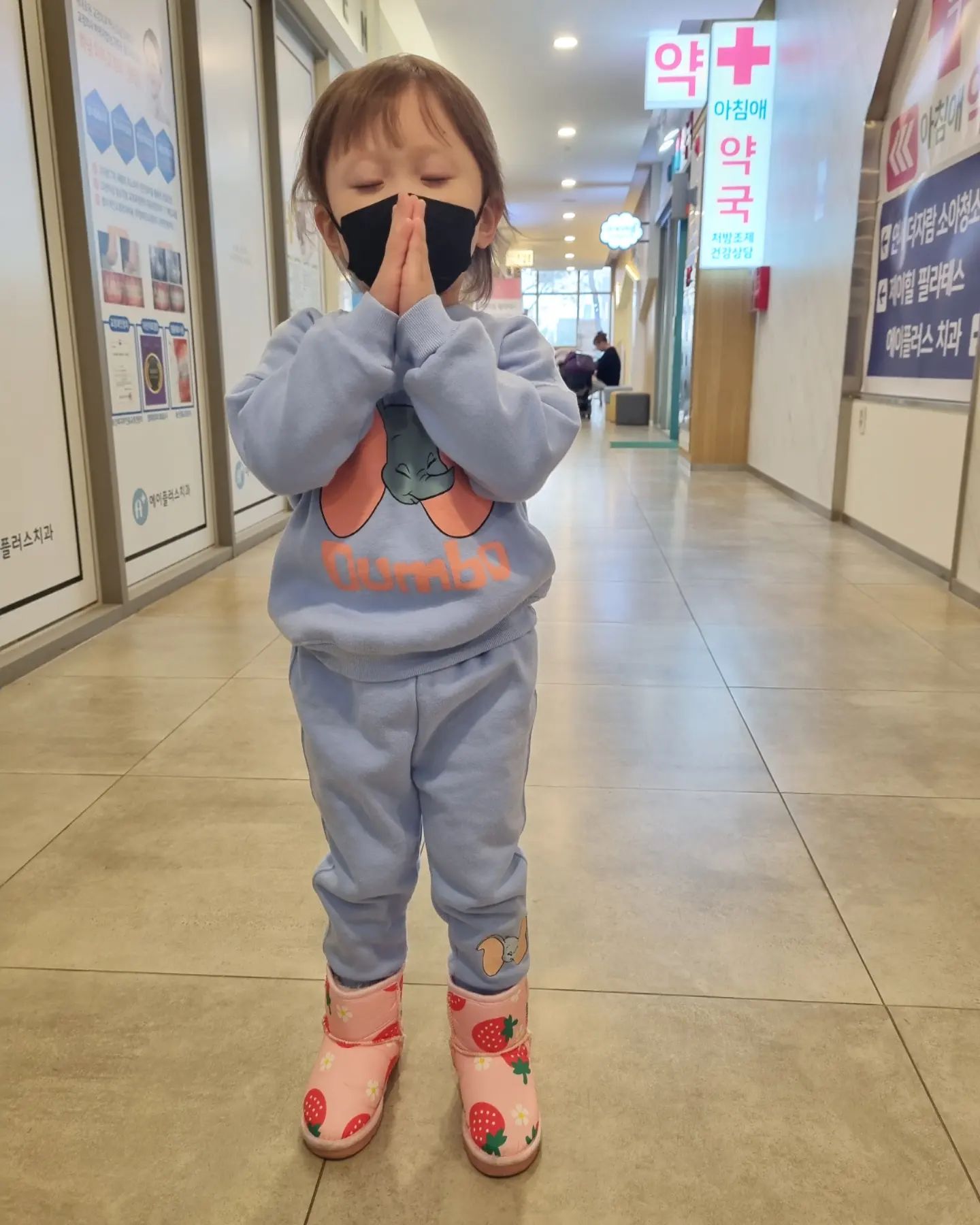 #그만아프자
#또소아과
#매주가는느낌 #소아과vip
#혜택은없나요

#시간기다리다 #광클릭
#오늘은운좋게오전진료
#이게실화냐
#놀이동산보다더떨림주의

그래도 열이 내려서 고마와
아프지말자 우리....
또다시 시작한 항생제.
잘 견디고 이겨내보자 봄봄