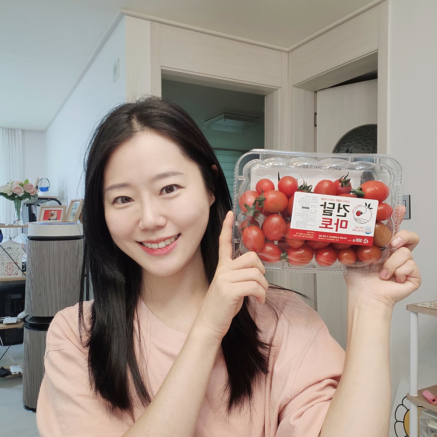 스테비아 토마토 1차 공구 오픈합니다🍅 

평소 매 끼니마다 스테비아 토마토를
함께 먹고 있어요😋
방울토마토가 소화를 돕거든요💕 

근데 토마토의 신맛이 좀 거부감이 들어서
더 맛있는 방울토마토가 없을까 찾다가
스테비아 토마토를 알게 된거죠‼️ 

이번에 준비한 토마토는 실제 쿠팡에서
잘 팔리고 있는 인기 제품인데요~
인맥을 통해 공수해왔어요☺️🫶
저 잘했죠?ㅎㅎ 다같이 먹으면 좋을 것 같아서요!
이번에 쟁여두시고 같이 먹어요ㅎㅎ 

제품력 확실하고 맛있고 가격 진짜 착해요😍
(가격 조율에 신경 많이 썼어요✅️)
후회 없으실 거예요🍅 

📦 구성: 500g + 500g (총 1kg)
💰 가격: 11,900원 (무료배송!)
🔥 특장점
• 고당도: 일반 방울토마토보다 당도가 높아
       달콤하고 맛있어요.
• 쫀득한 식감: 과육이 치밀해 더 신선한 식감을 느낄 수 있어요.
• 건강한 스테비아 주입으로 설탕 없이 자연의
      달콤함을 느낄 수 있습니다! 

🌱 김제 지역 GAP 인증 시설에서 재배
신선하고 안전하게 재배한 토마토만을 사용해
믿을 수 있는 품질을 보장합니다!
또한 수확 후 바로 포장해 산지에서 직송으로
보내드려 신선함이 가득해요🍅 

🍅 맛과 건강을 모두 챙기는
스테비아 대추방울토마토예요💕
지금이 구매할 절호의 기회!
공구 기간에만 이 가격입니다~~
16일(토) 자정 마감이예요🔥🔥 

🛒 주문 링크: 프로필 링크 클릭✔️

#스테비아토마토 #대추방울토마토공구 #토마토공구 #방울토마토공구 #스테비아토마토공구 #과일공구 #공구중 #산지직송