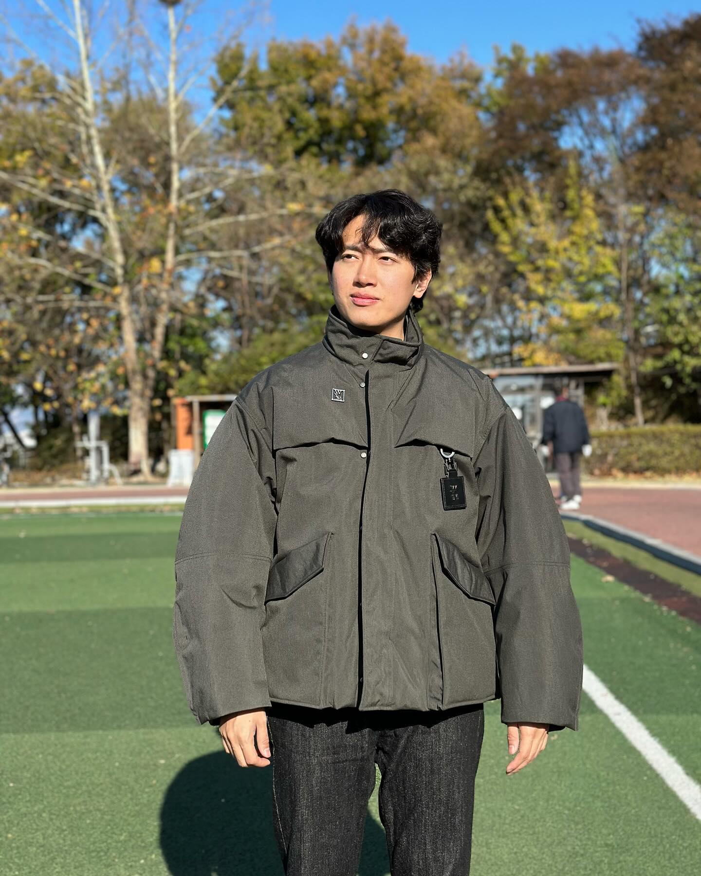 겉감 재질이 거칠고 내구성이 좋은
우영미 코듀라 패딩이예요🪶

안쪽으로 패딩 안감이 들어 있어서
볼륨감도 상당하고 따뜻해요
크롭한 기장감 덕분에 활동성도 좋아요 👍🏻
.
.
Shirt: wooyoungmi 
Pants: solidhomme