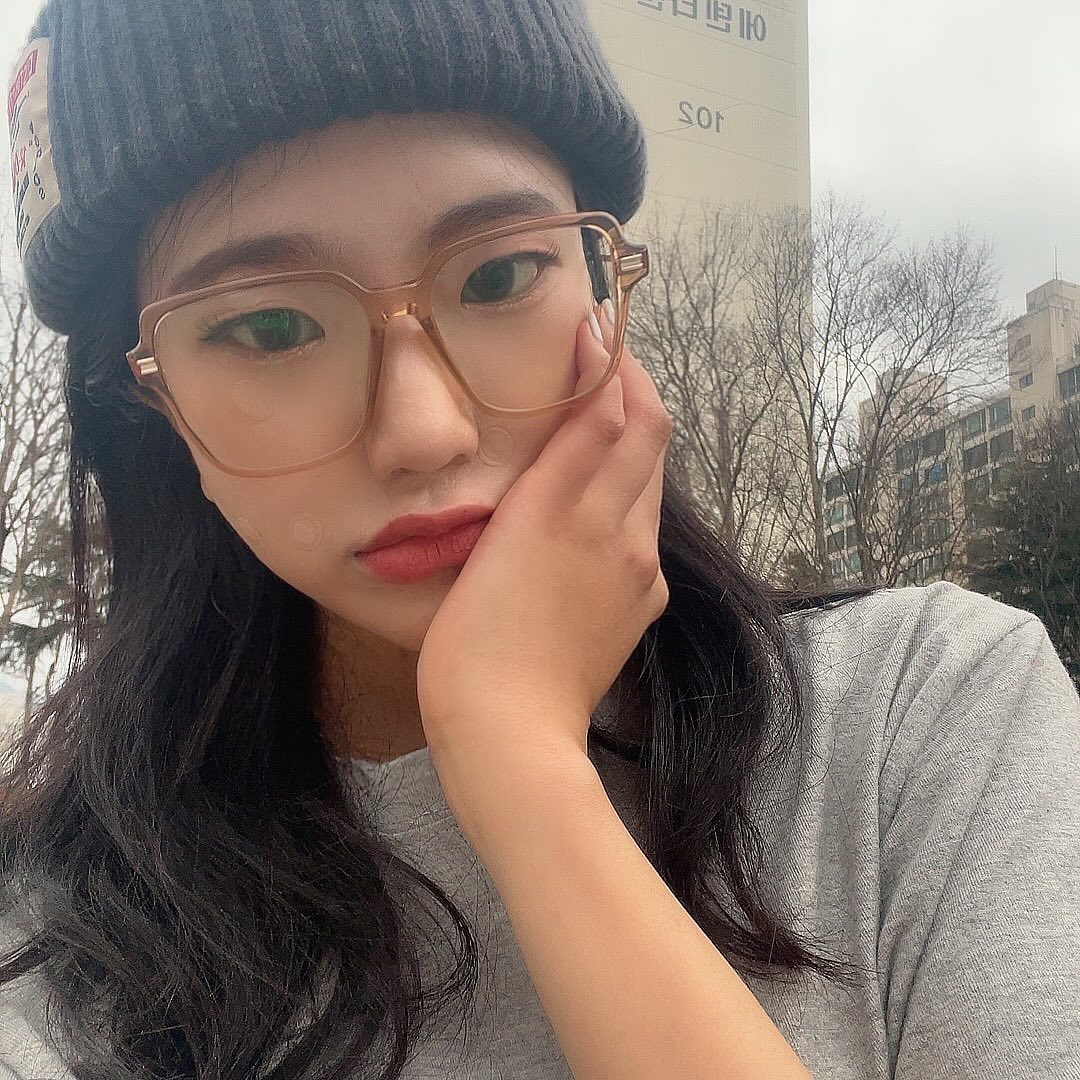 #광고 지만 내 맘에 쏙 드는 #시에스타렌즈
컬러렌즈 맛집, 시에스타에서 만날 수 있는
예쁜 리치그레이 컬러의 시에스타 렌즈는
자연스러운 컬러감으로 또렷하고 예쁜 눈을 만들어준답니다.

이전에 렌즈끼고 수영 다니다가
각막염, 결막염으로 고생하던 렌즈유목민이
시에스타 렌즈로 정착했어요!
특히, 렌즈를 착용하면 건조함이 너무 심한데
시에스타 렌즈는 50% 수분 함유량 덕분에
아주 편안하고 촉촉한 착용감을 자랑해서 그런가
장시간 사용해도 뻑뻑하다는 느낌이 없어서
눈이 너무 편하고 좋았어요!
저처럼 쿨톤러들에게 강추!
특히 시에스타 리치그레이 컬러렌즈를 착용하고
메이크업 받으러 갔었는데
겨울쿨톤 메이크업에 딱이라고 칭찬 왕창 받았답니다.