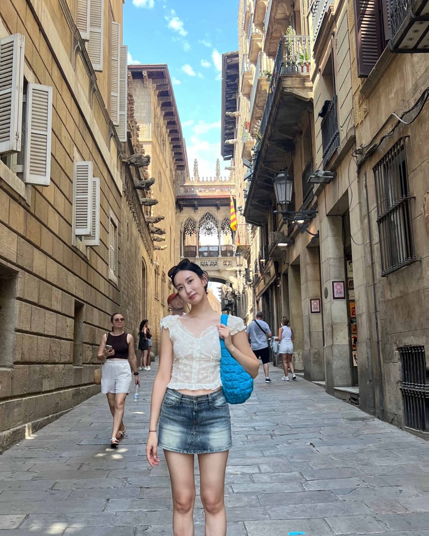 🇪🇸 Barcelona, Spain, 13 Aug 2024 

아 몰랑 사진 너무 많으니까 일단 첫 날의 나로 가득 채워보자 ,,

한 번의 경유 포함, 총 17시간 걸려 도착한 바르셀로나
아무리 더워도 습도와 더위가 함께 있던 서울보다는 서늘했지
첫 날 바르셀로나에서 딱 한 번 소나기가 내렸던 것 빼곤 내내 완벽했던 날씨
나의 첫 유럽은 바르셀로나에서 부터 - 
낭만 가득 열정 가득 아 여기가 스페인이구나 💃🏻
날이 지날수록 셀카가 현저히 줄어들고 메이크업도 함께 줄어든다
한국에서 저녁 비행기 타고 현지 도착하니 아침 8시였는데도 
피곤함 모르고 그저 신났던 첫 날

하루하루 되새겨 보니 하고 싶은 말 잔뜩 떠오른다
잊지 않게 포스팅 하면서 하나하나 기록해놓아야지 
아무튼 나로 가득찬 첫 바르셀로나 피드 ,, 예쁘게 봐주이소 ♥