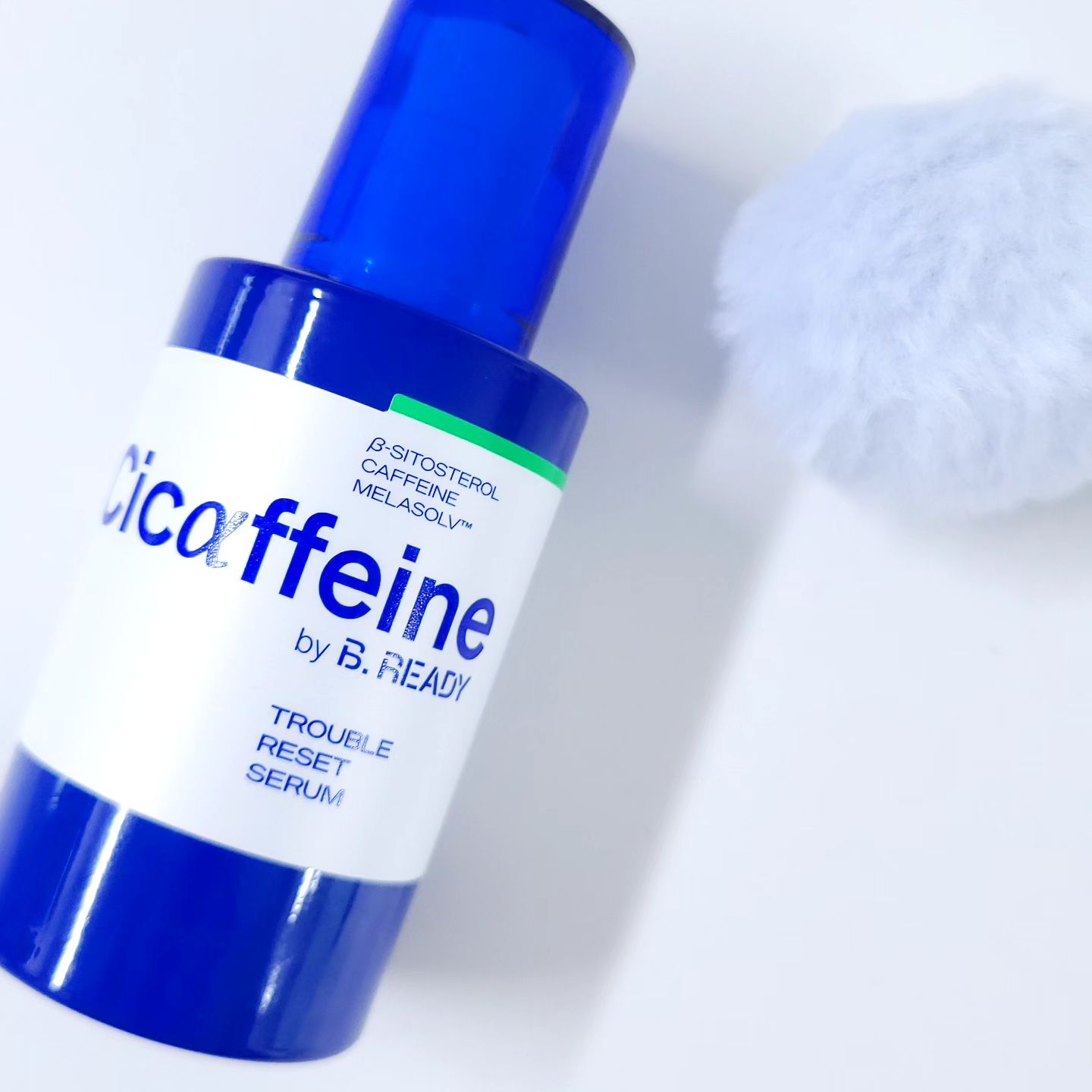 #광고 b.ready__official

바이비레디 시카페인 트러블 리셋 세럼
40ml / 38,000원

💙외관
쨍한 파란색의 힙한 케이스에요🤘 펌핑형이라 사용하기 편하고 용기가 불투명해서 내용물이 보이지는 않아요‼️

💙제형
레몬색의 약간 불투명한 세럼이에요. 점도는 너무 묽지도 꾸덕하지도 않아서 딱 좋아요🍋
무겁지 않은데 보습감이 오래가면서 마무리는 끈적이지 않아 만족스러웠어요✨️

💙성분
베타시토스테롤 성분이 들어있어 진정을 도와주고 카페인이 모공감소를 돕는다고 해요😊 카페인은 커피에만 들어가는건줄 알았는데 모공이 작아지게 한다니 신기했어요☕️

💙향
무향을 선호하는 편인데 이 제품 역시 무향입니다!

비레디는 맨즈코스메틱 브랜드로 알고 있었는데 이번 세럼을 써보면서 기초제품도 맛집이라는걸 느꼈답니다
모든 피부타입이 쓰기 좋을 것 같아서 추천합니다😉

#시카페인 #비레디 #시카페인트러블리셋세럼 #바이비레디 #모공세럼 #진정세럼 #기초 #글로우픽 #글로우픽체험단 #코덕 #코덕맞팔 #세럼추천 #기초화장품 #기초화장품추천
