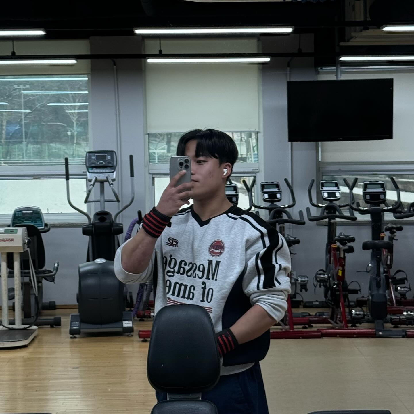 오늘 가슴 완료👍🏻💥#오운완 

내일은 하체❓❓ 다들 어디 하세요 내일 

다들 감기 조심하세요!!!

유산소는 딱 15분만..ㅎ