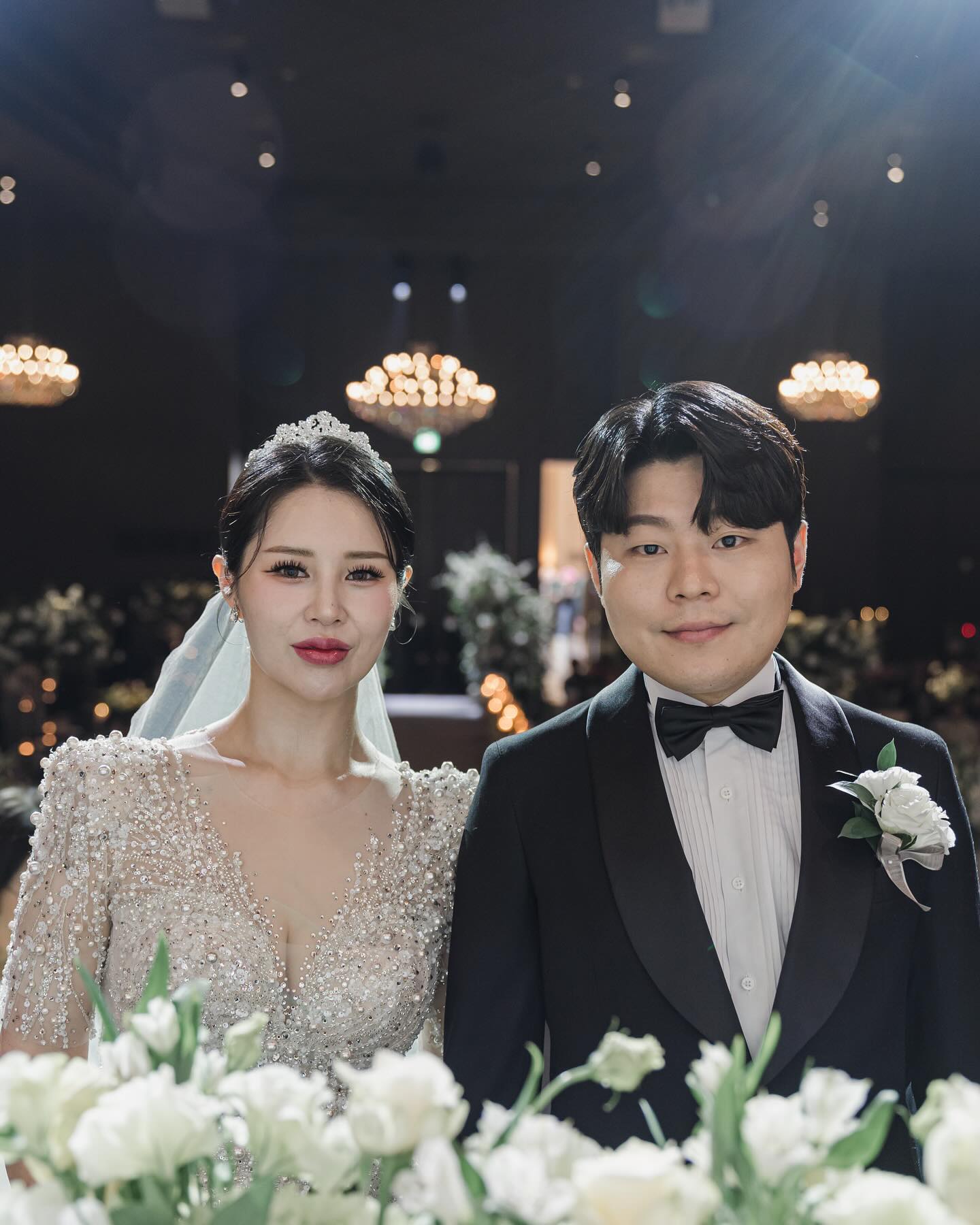 결혼식에 참석해주신 모든 소중한 손님들께 
진심으로 감사드립니다.
또한 멀리서 연락남겨주신 분들도 
너무너무 감사드립니다!
여러분 덕분에 특별한 순간을 함께할 수 있어 더욱 행복했습니다.

앞으로도 여러분과 함께하는 소중한 순간들이 더욱 많아지길 기대합니다.
감사합니다🩶
행복하게 즐겁게 건강하게 잘 살겠습니다!
신랑 김영주 🙇신부 김민선 🙇‍♀️