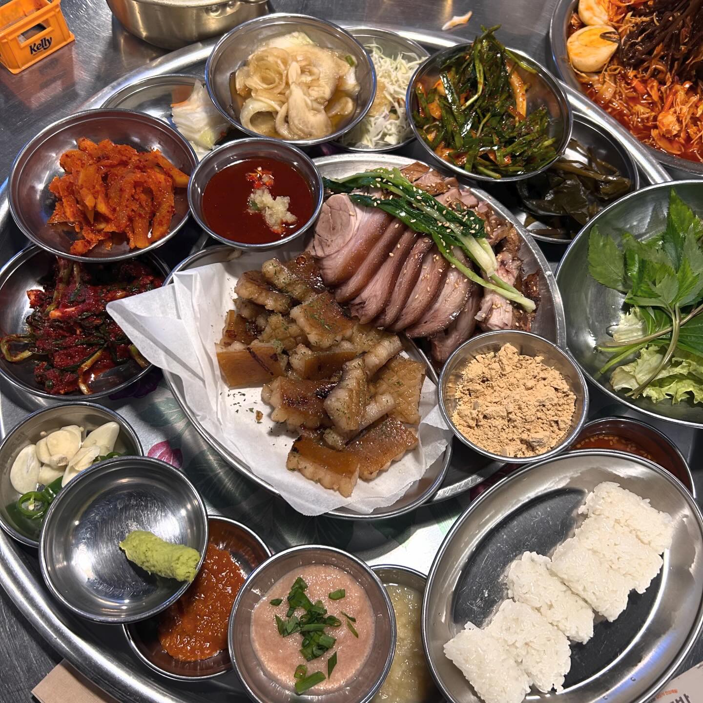 논현 완미족발

📍서울 강남구 강남대로118길 20 지상1층

💟 신논현역 3번출구에 위치함 완미족발 주말 웨이팅 10분정도 하고 들어갔어요! 칼칼하고 뜨끈한 콩나물국으로 몸 한번 풀어주고 
반반메뉴 (족발 + 돼지껍데기) 주문 완👌

💟 쟁반채로 가져다주시는 데 밑반찬이랑 다양한 소스들로 가득가득! 설거지 걱정이 되지만 저는 먹기만 하면 되니까 ㅎㅎ 무말랭이,부추무침,파김치,명이나물,마늘,고추쌈채소!! 그리고 너무 많아서 하나씩 다 찍어 먹어보게 되는 소스들

💟쫀득쫀득한 매력에 족발! 그리고 콩가루에 찍어먹는 돼지껍데기가 너무 맛있었어요! 새콤한 막국수에 싸서 한입! 초밥에 족발 올려서 한입! 행복한 순간들😋😋😋

💟벽면에 맛있게 먹는 팁도 써있고 네이버 영수증 리뷰하면 뽑기 이벤트도 참여할 수 있어요! 저는 5등 음료수 하나 서비스로 받았어요🫶🫶

💟22가지 한약재료들을 넣고 푹 오랜시간 끓였다고 하시니! 잡내없는 족발이라 만족하고 갔답니당🔥🔥

#논현족발 #논현족발맛집 #완미족발 #논현완미족발 #강남맛집 #강남족발 #강남술집추천 #먹스타 #먹스타그램🍴 #먹스타맞팔 #먹스타선팔 #일상 #먹방스타그램