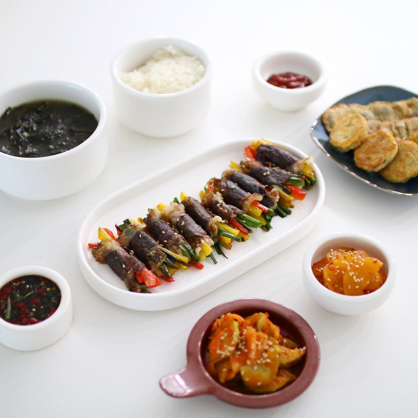 아침에 한식먹고 싶다는 남표니를 위한 밥상 ✨
원래 하려했던 밑반찬을 줄이고 후다닥

요새 카메라로 밥상을 열심히 찍어주시는 남표니
고마운데 대충찍고 먹어도 되는데…😅
고…마…워 ❤️

📌아침밥상
차돌박이말이,단무지무침,오이무침,미역국,동그랑땡,육전

#사진제공 #남표니