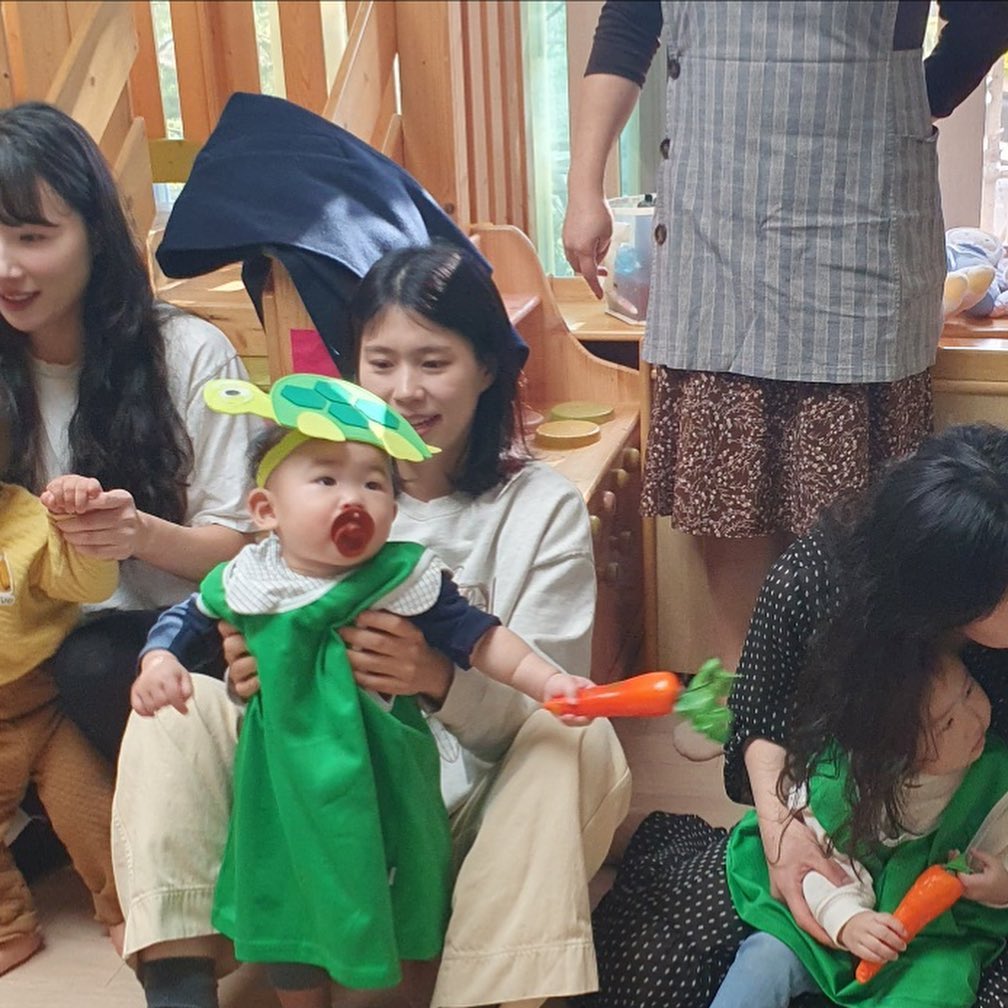 어제는 어린이집에서 엄마랑 함께 수업! 
거북이도 되어보고 ,맛있는 간식도 먹고➰
아쉽게도 집중력 부족으로 과자집은 
집으로 들고와서 엄마 입으로 쏘오오오옥🍭