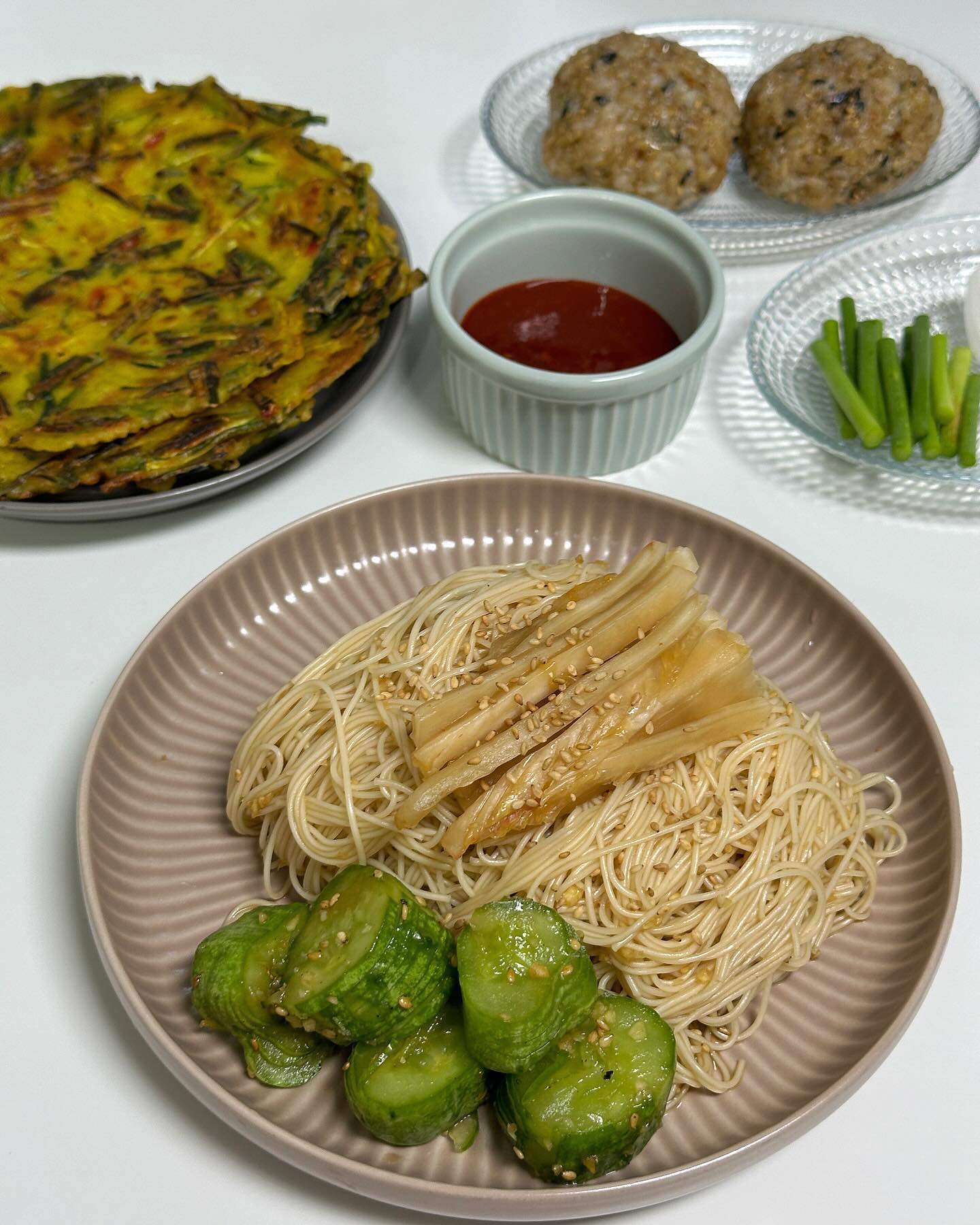 입맛없을따 해먹는 간장국수 !!

묵은지토핑이랑 오이토핑 같이 먹으면 세상꿀맛 💛