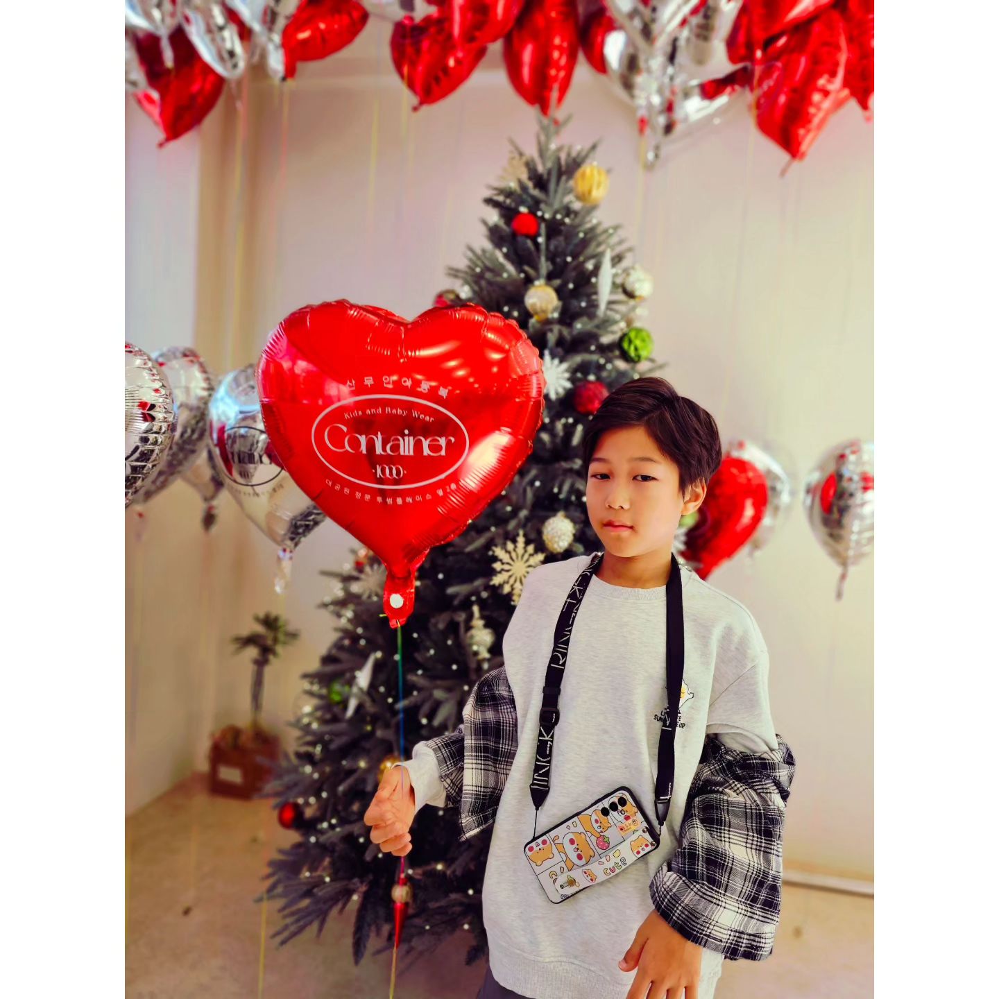 울산에 무인아동복 컨테이너1000 매장 오픈해서 옷도살겸 구경왔어요

깔끔하게 사이즈별로 정리되서 좋았어요

포토존 이뻐서 처루세워놓고 찍었지욤😆

놀이방도있어서 어린아이들 데리고와도
편하게 쇼핑할 수 있을것같아요

나중에 조카도 데리고와야겠네용

오늘도 행복한 하루되세용

♡컨테이너1000 울산점
♡오픈시간 8시~22시
♡인스타 container1000_

#울산아동복 #컨테이너1000 #무인아동복 #키즈모델 #아동모델 #주니어모델 #키즈피팅모델 #키즈인플루언서 #아역 #아역배우 #키즈셀럽 #박철우