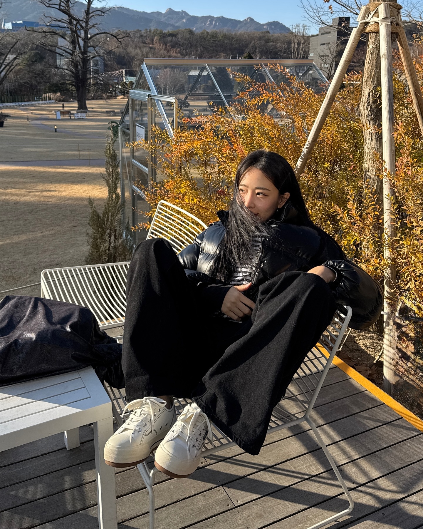 #협찬
귀여운 내 신발 포즈간츠 무스비! 👟
4.5cm 통굽 아웃솔로 자연스러운 키높이 효과에~
이중 스티치 포인트로 디자인이 더 세련돼 보여요 🧶

아이돌이나 셀럽도 다수 착화하는 신발이고
무신사 스니커즈 카테고리에서 무려 1위 기록중!
동글동글 귀여운 스니커즈 저랑 같이 신어요 🤍