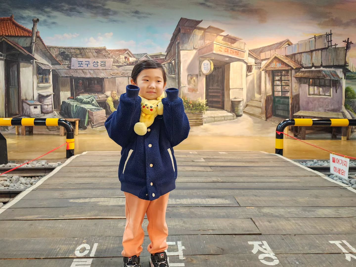 둘이 바다 보러 간다고 호기롭게 나섰는데 막상 갔더니 바닷물이 다 빠져있었음 😅

그마저도 추억이라며 둘이 기념사진도 찍고 어시장 구경하고 그냥 가기 아쉽다며 들어간 소래역사관.

작은 규모에 아무도 안 들어가고 우리도 갑자기 간 거라 기대도 안 했는데 한 시간 넘게 구경하다 옴.
게다가 문화의 날이라고 무료입장!

소금에 꽂힌 빡거녕이는 소금 캐기 체험도 해보고 종류별 소금 다 찍어 맛보고 다음에 또 소금 먹으러 올 거라고.

이런 모험도 나름 재밌는데? 🤩

#안녕우리바다🐳🦈 #생후57개월 #만4세 #예쁜5살 #말썽꾸러기 #아들바보 #키즈모델 #남아코디 #키즈룩 #빡거녕이머문곳 #소래역사관 #소래포구 #인천여행 #아이와가볼만한곳 #인천박물관