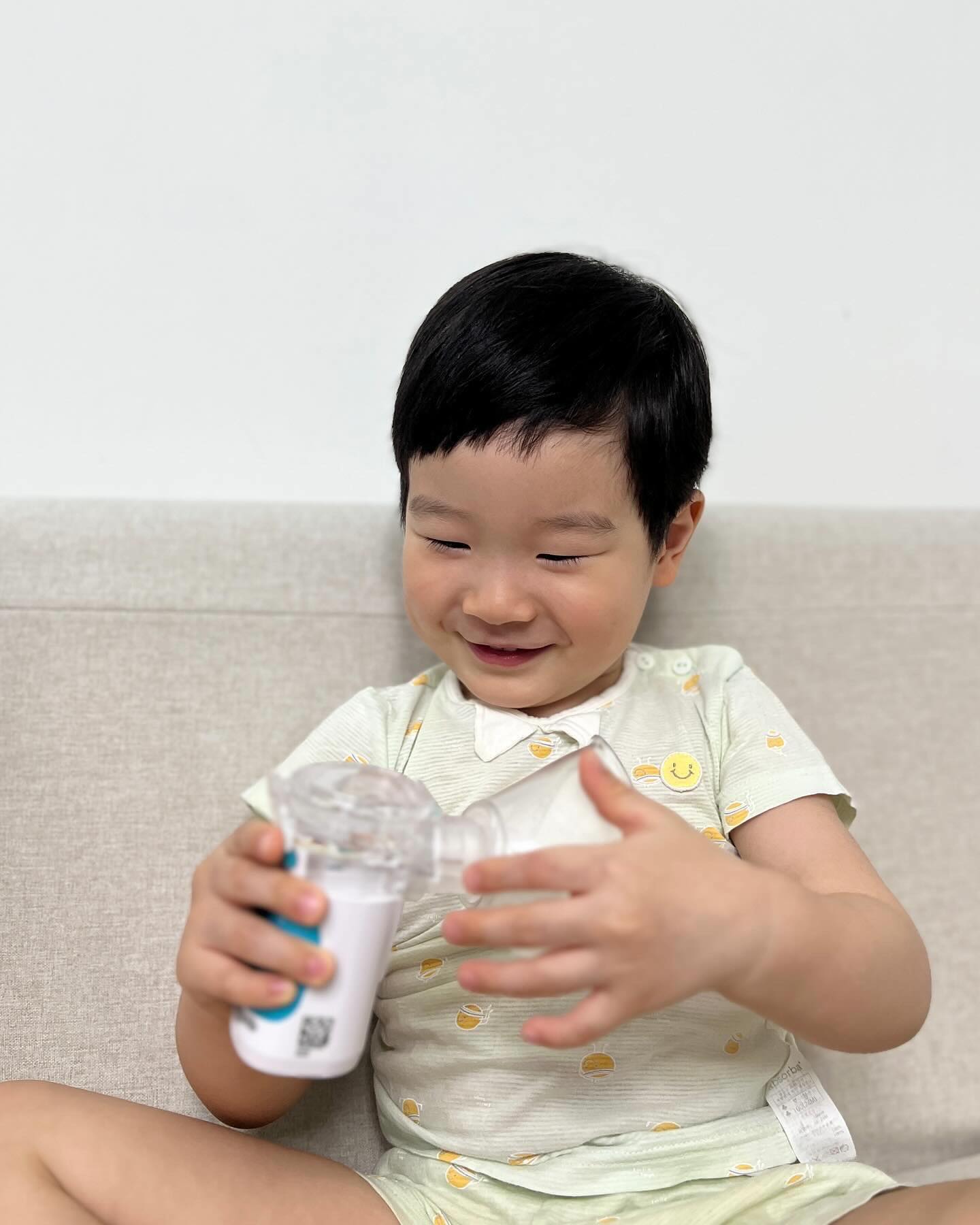 #제품제공 #깜짝이벤트 #댓글이벤트중
⠀
환절기 일교차에, 밖에서, 어린이집에서 
아이 감기 걸려서 오면 기침하고 콧물나고....
주말에, 평일에 소아과 오픈런한다고 시간이랑 에너지 쓰는 분들...
우리아이 호흡기 질환 관리에 획기적인 방법 찾았어요!

많은 분들이 아직 모르는데, (심지어 저도 얼마전까지..)
병원에서만 보던 ’연기나오는‘ 치료,
바로 ’네블라이저‘를 이제 집에서도 사용할 수 있어요!💡
⠀
인터넷에 검색해보면 많은 제품이 나오지만
그 중에서도, ’메쉬넵2‘가 정말 눈에 띄었어요.
네이버/쿠팡에서 1위를 차지한 이 제품은 
(주)조인메디칼의 ’구딩‘ 브랜드에서 나왔어요.
남녀노소 모두를 위한 건강 관리 제품이죠. 🏆

특히 메쉬넵2는 소음도 적고, 무선 사용이 가능해서
아이가 잠자는 동안에도 사용할 수 있어 정말 좋았어요. 💤
⠀
은우도 하얗게 나오는 연기를 신기한듯 보더니 
신기해서 해보고 싶다고 하면서 자연스럽게 적응했어요.
식염수나 병원에서 처방받은 약액을 넣어서 
간편히 사용할 수 있으니 아이 키우는 집엔 정말 필수품!!
⠀
[메쉬냅2 주요 특징 소개]
1. 저소음 🔇
2. 5미크론 이내 미세입자 분무 💨
3. 약물 소진 시 자동 꺼짐 🛑
4. 휴대용 파우치 🎒
5. 유선/무선 2가지 사용 🔌🔋
6. AS 1년 무상 🛠️
⠀
메쉬넵2 네블라이저로 집에서도 이제 편하게 
호흡기 질환 치료 시작해보세요!
⠀
그래서.... 말인데요.. 이벤트 맛집 은우파파가
우리 인친님들을 위한 선물까지 준비했지요.ㅎㅎ

■ ■ ■ ■ ■ ■ ■ ■ ■ ■ ■ ■ ■ ■ 

🎁 메쉬넵2 증정 깜짝 댓글 이벤트🎁
gooding.official 와 eunwoo_papapa 가 
진행하는 깜짝 이벤트!
⠀
🏷️ 참여방법
➊은우파파와 구딩 계정 팔로우 필수
eunwoo_papapa 
gooding.official 
⠀
➋댓글로 메쉬넵2가 필요한 이유 + 참여완료 남기기
스토리에 공유 시 번호 2개 부여
(꼭 본인 댓글에 대댓글로 ’공유완료‘ 써주세요 ✨ )
⠀
🎁당첨선물
추첨을 통해 메쉬넵2 본품 1세트를 ’1명‘에게 선물로 드려요 :)
(인터넷 판매가 10만원 상당)
⠀
🎉발표일
5월 18일(토) 저녁 스토리 발표 및 개별공지
*비공개 계정 및 이벤트헌팅 계정은 당첨 제외

■ ■ ■ ■ ■ ■ ■ ■ ■ ■ ■ ■ ■ ■ 

#구딩메쉬넵2 #구딩 #네블라이저 
#메쉬넵2 #네블라이저추천 #댓글이벤트
