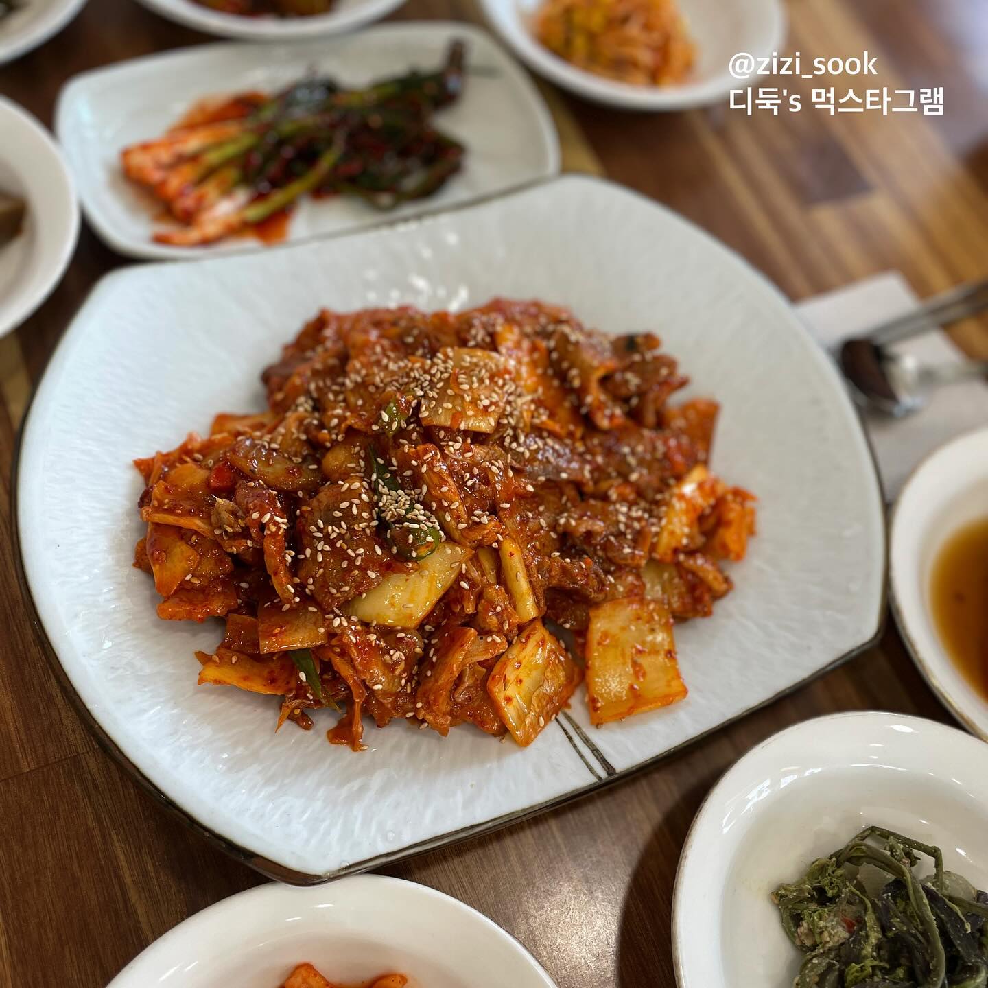 각원사 맛집 🌸💗
김치제육볶음~ 고기는 질지기 않고 부드러웠다~ 양념은 자극적면서 달달하니 내 입맛에는 좋았다😉

기본으로 된찌도 나와서 감동 ㅎㅎ츤츤 이모님이 생각난다 ㅎㅎㅎ

#이모네손맛 #각원사맛집 #디둑_천안 #디둑_유량동