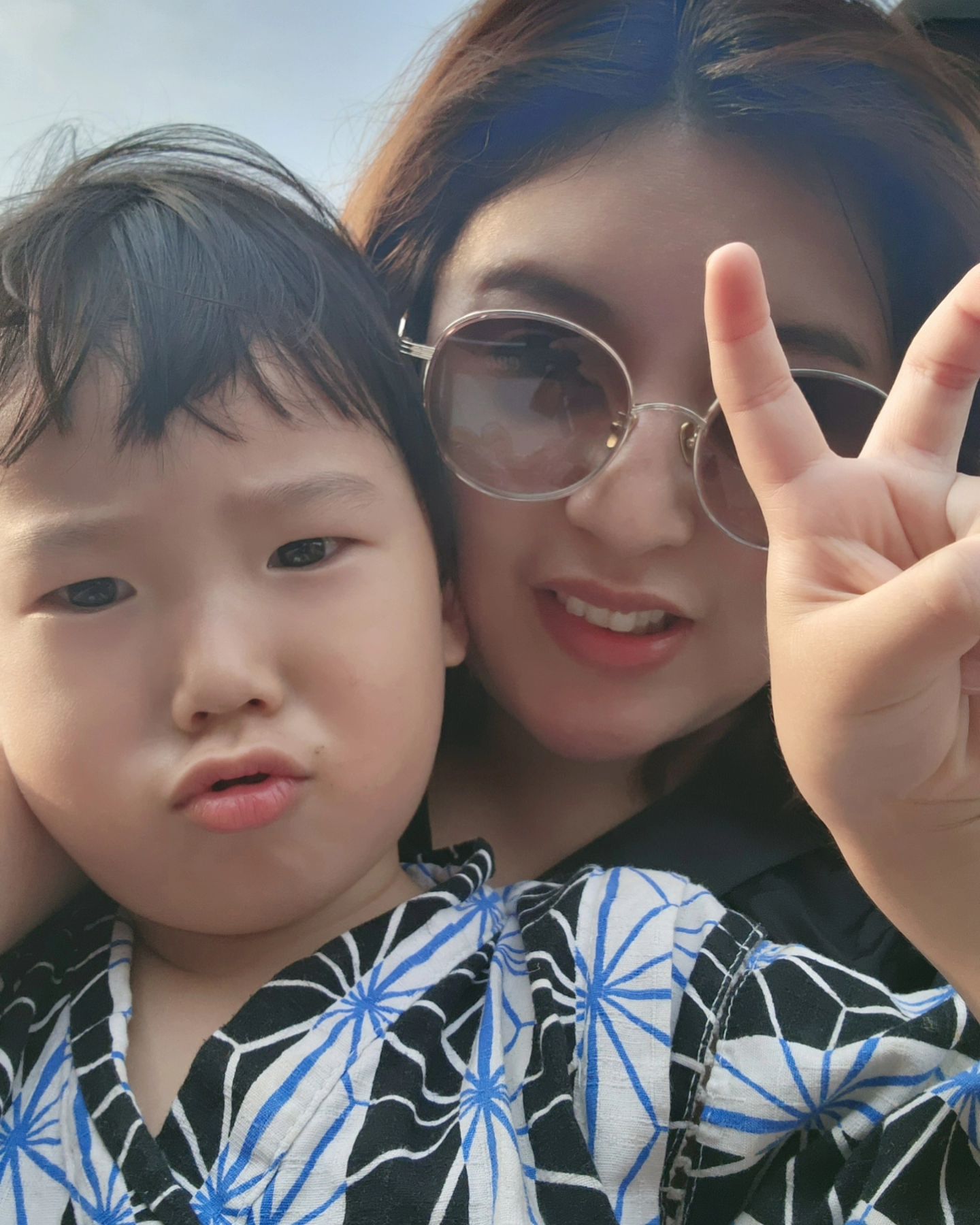 오늘은 엄마가 엄청 기분 좋은날❤️
유치원 첫상담 갔는데 쭈니가 이제 유치원 오면
신발 정리에 가방정리하고 물통도 꺼내 자리에 놓고
행동이 엄청 좋아지고 이제 제법 활동도 잘한다고
선생님이 칭찬 많이 해주라해서 기분 좋고!!
오늘 햄버거 가게가서 캡찹이 먹다가 모잘랐는지
스스로 일어나서 카운터가서 이모 부르며 캡차 1개 라고
스스로 주문해서 받아와 또 감동😂😂😂😂
거기다 오늘 언어검사에서 수용이 몇달 사이에 푹~ 하고 늘어서
진짜 감동의감동  몇일 엄마가 엄청 고생했다고
상이라도 주듯이 이런 감동을 주다니!!!! 고마워 내사랑

#오늘감동받은날 #어떤선물보다감동이야
#자식때문에웃고우는엄마 #이런게부모마음이지
#이렇게감동을주다니 #오늘은감동의날
