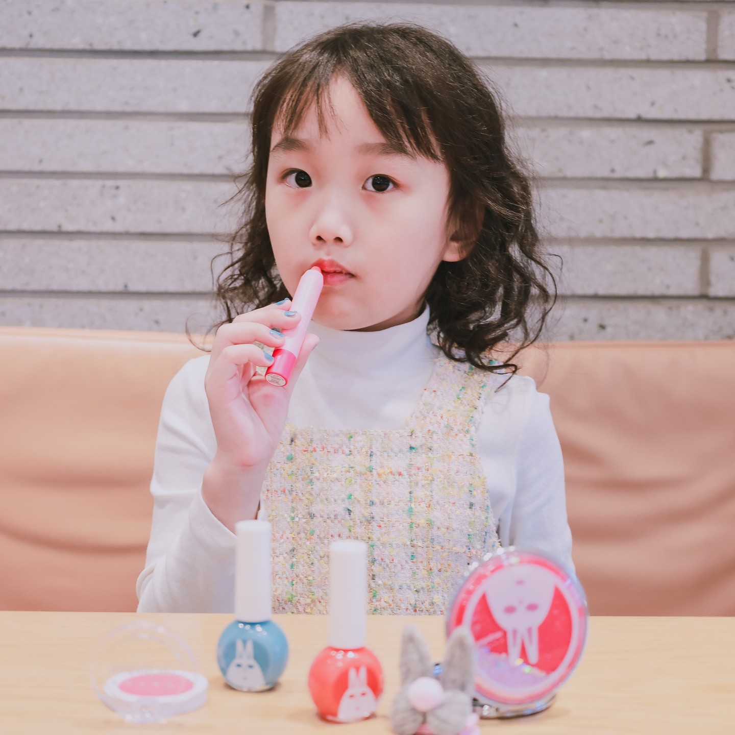 #협찬 이지만 후기의무 없는 

#레시피박스 #어린이화장품세트 

크리스마스 한정 에디션으로 나와 #크리스마스선물 하기 딱 좋은 레시피박스의 어린이 화장품세트 

쉽게 발리고 스티커처럼 떼어지는 수성네일과 
발그레한 볼을 만들어주는 볼터치, 
입술에 수분과 생기를 동시에 주는 립크레용
마무리 귀여운 토끼 머리핀까지❤️

이조합 칭찬해 칭찬해~ 

"거울아 거울아 세상에서 누가 제일 예쁘니?" 

우리집 공주님을 행복하게 해준 선물, 안전한 어린이 화장품으로 예쁘게 꾸미고 놀러나가자~😍

#어린이화장품 #어린이메이크업박스 #유아화장품 #어린이크리스마스선물 #여아선물 #초등학생크리스마스선물 #초등학생화장품 #초등학생선물 #크리스마스선물 #7세여아