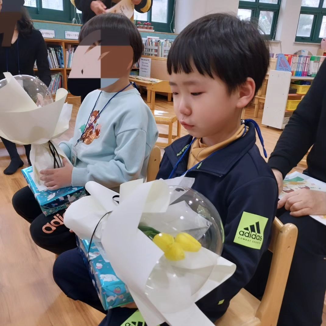 맴찢
 
#유치원시업식

엄마는 아침일찍 공부하러 가기에
엄마 대신 할머니가 함께 유치원에 가셨는데........
유치원 입구에서부터 표정이 바뀌더니
가방정리하면서 울음을 터뜨렸다고ㅠㅠ

시업식이 끝날때까지 계속 울먹여서 사진마다 눈은 빨갛고.....
그 사진을 본 엄마는 넘나 속상😭😭😭

 다행히 부모님들이 모두 집에 가시곤
럭키도 더이상 울지 않고 씩씩하게 유치원생활을 했다고 하네요~
 
 
 
 
우리.......
내일부터는 울지 말고 씩씩하게 유치원가자!
아침엔 엄마가 데려다줄께~~~💓
 
 
 
#울지마
#엄마속상해